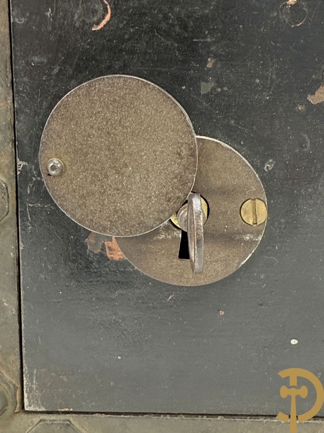 Gietijzeren brandkoffertje met 2 handvaten Incombustible Bauche à Gueux (Marnes) met sleutel