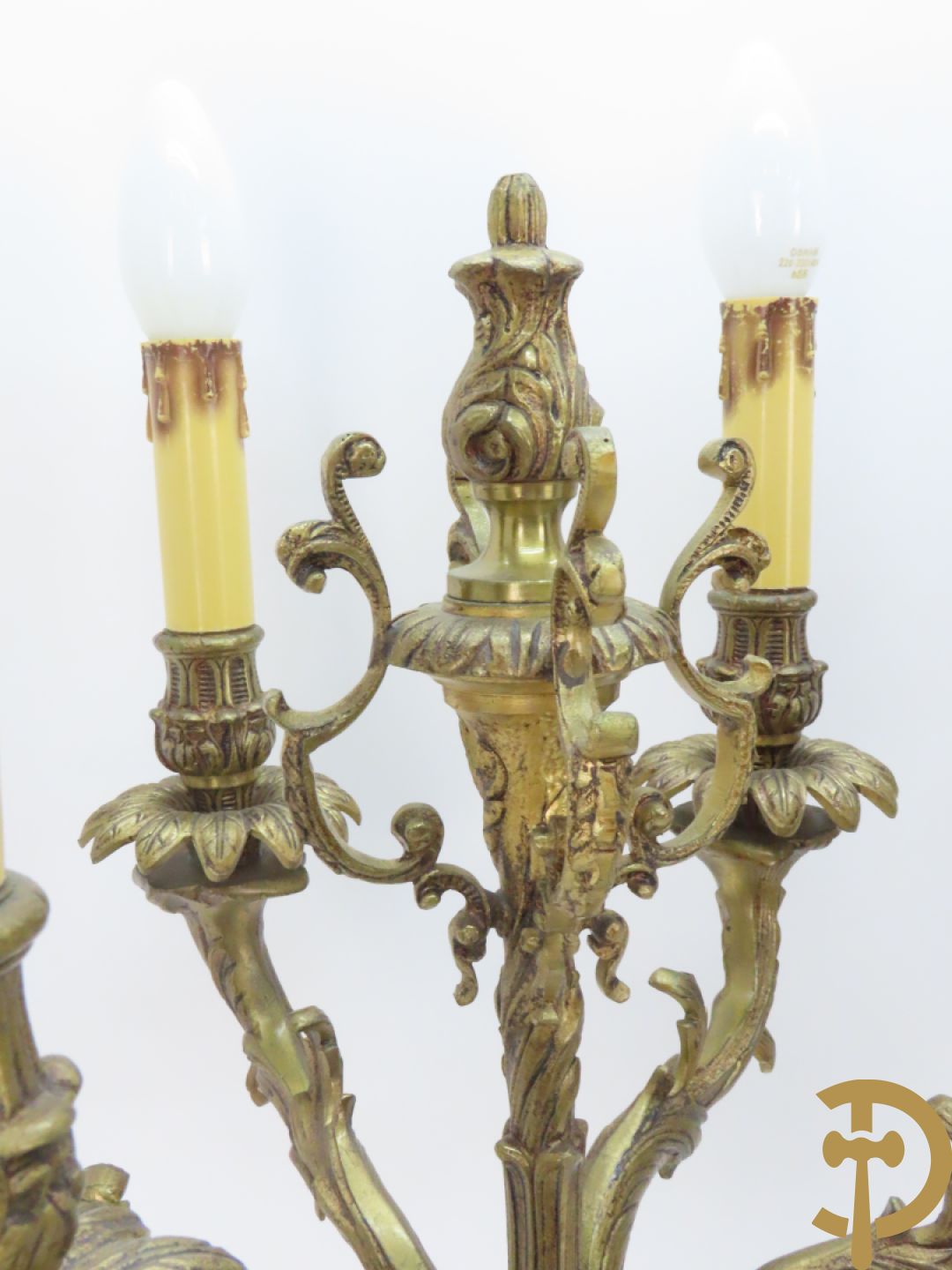 Paar bronzen kandelaars met dame houdende een toorts met 6 kaarsen