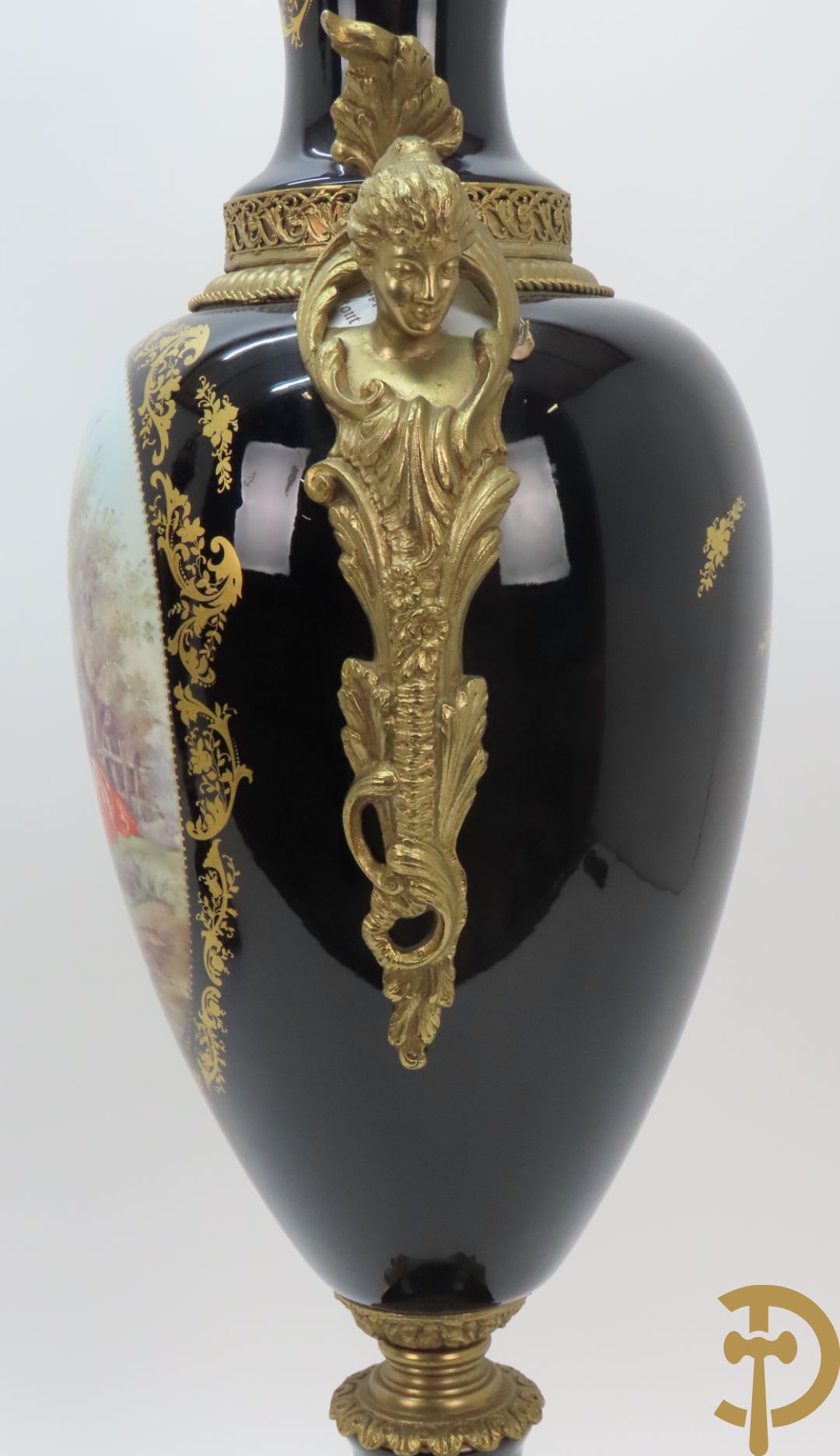 Paar Sèvres stijlvazen met geanimeerd romantisch decor, zijdelings bezet met bronzen medusahoofden, Rouly getekend