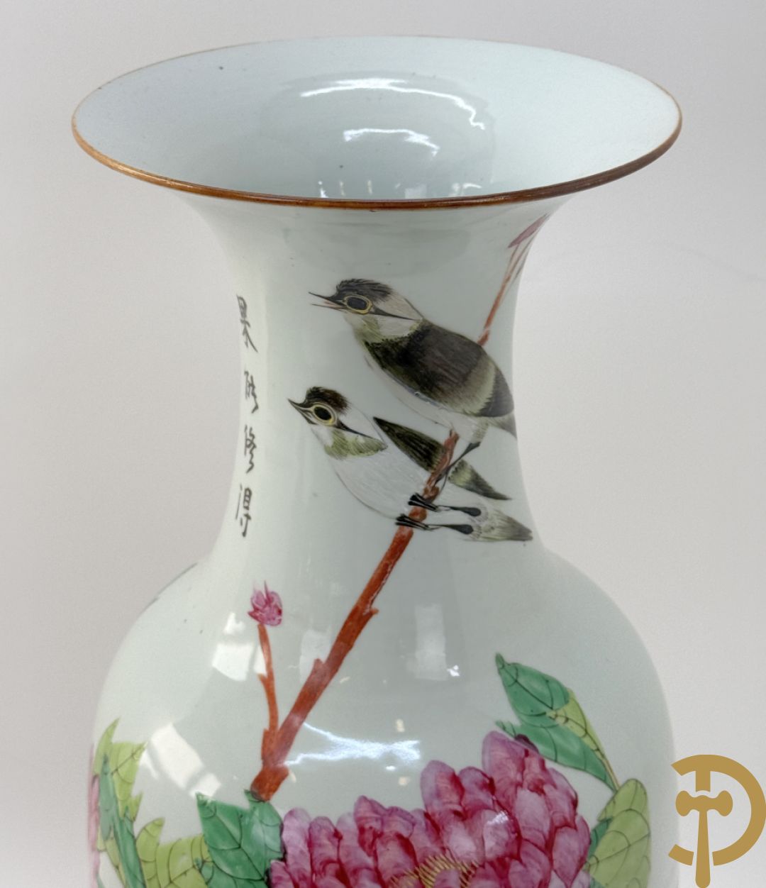 Paar Chinese porseleinen vazen met bloemen- en vogeldecor, achteraan getekend