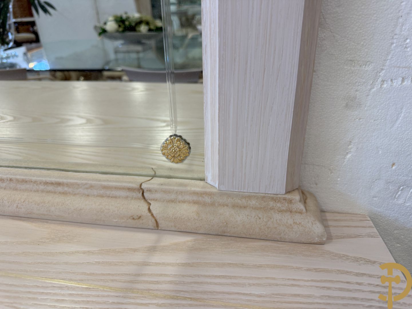 Uitzonderlijke eetkamer bestaande uit dressoir met 4 deuren en 2 lades op voluutvormig onderstel met rocailles opzij en boven met spiegel + bijhorende vitrine + console + spiegel + tafel op voluutvormig onderstel + 6 bijhorende armzetels met koperen frame - uniek ontwerp door de firma Vidal Grau Spaanse makelij, begin jaren 