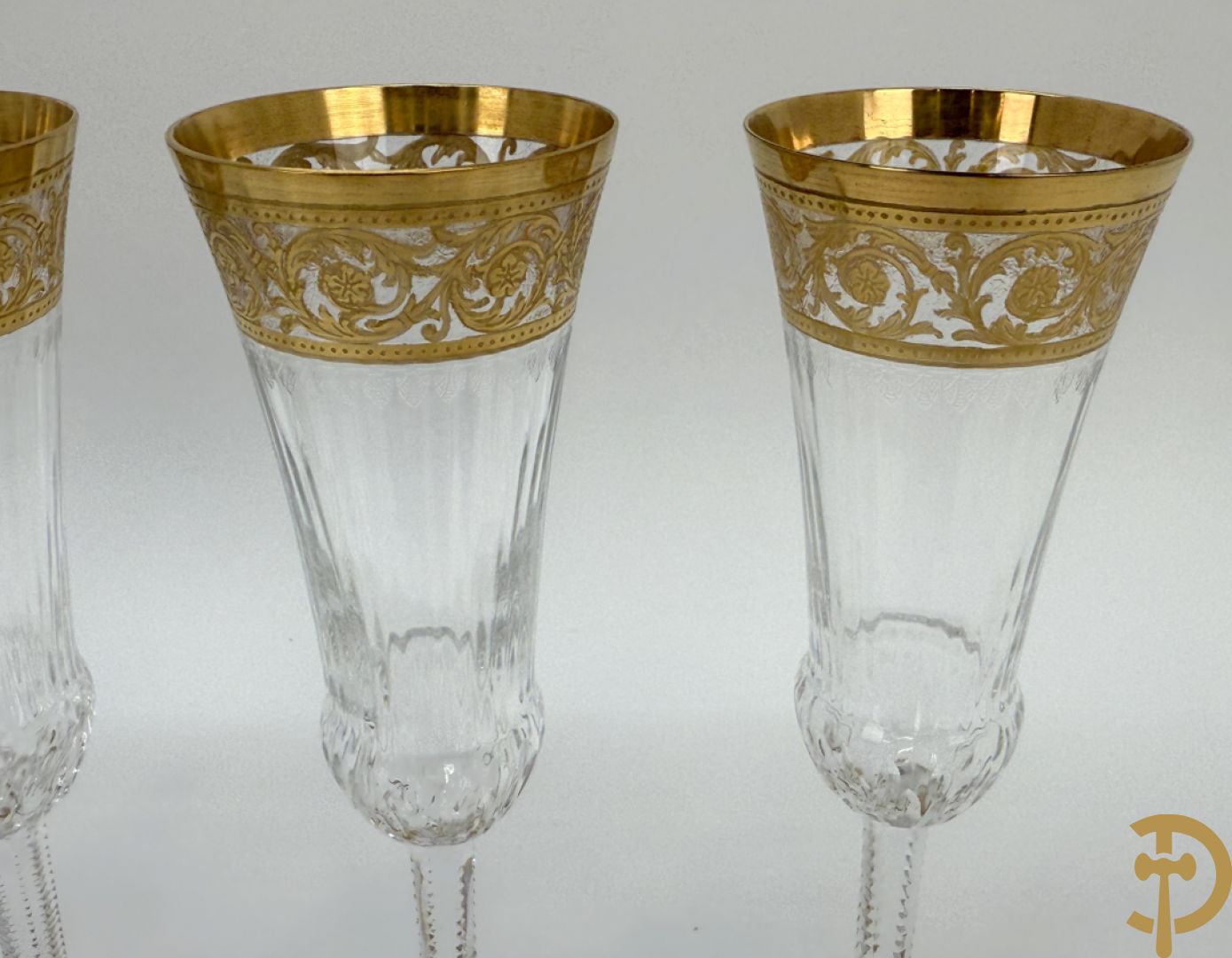 Zes fluitvormige kristallen champagne glazen met Thistle decor, cristallerie Saint Louis gemerkt