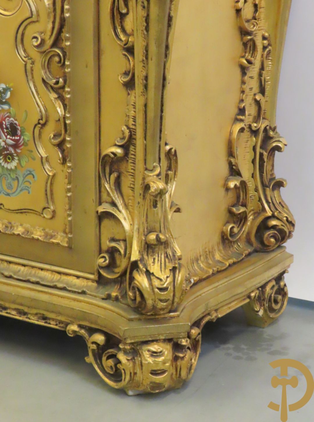 Uitzonderlijke vergulde Louis XV eetkamer bestaande uit vijfdeursdressoir met voluutvormige accanthusranken en rocailles, beschilderd met bloemenmotieven en centraal tafererel met hoornen des overvloeds + bijhorende spiegel vergulde tafel op voluutvormige poten met zes bijhorende stoelen + vitrine met accanthusranken en centrale deur, op voluutvormige poten