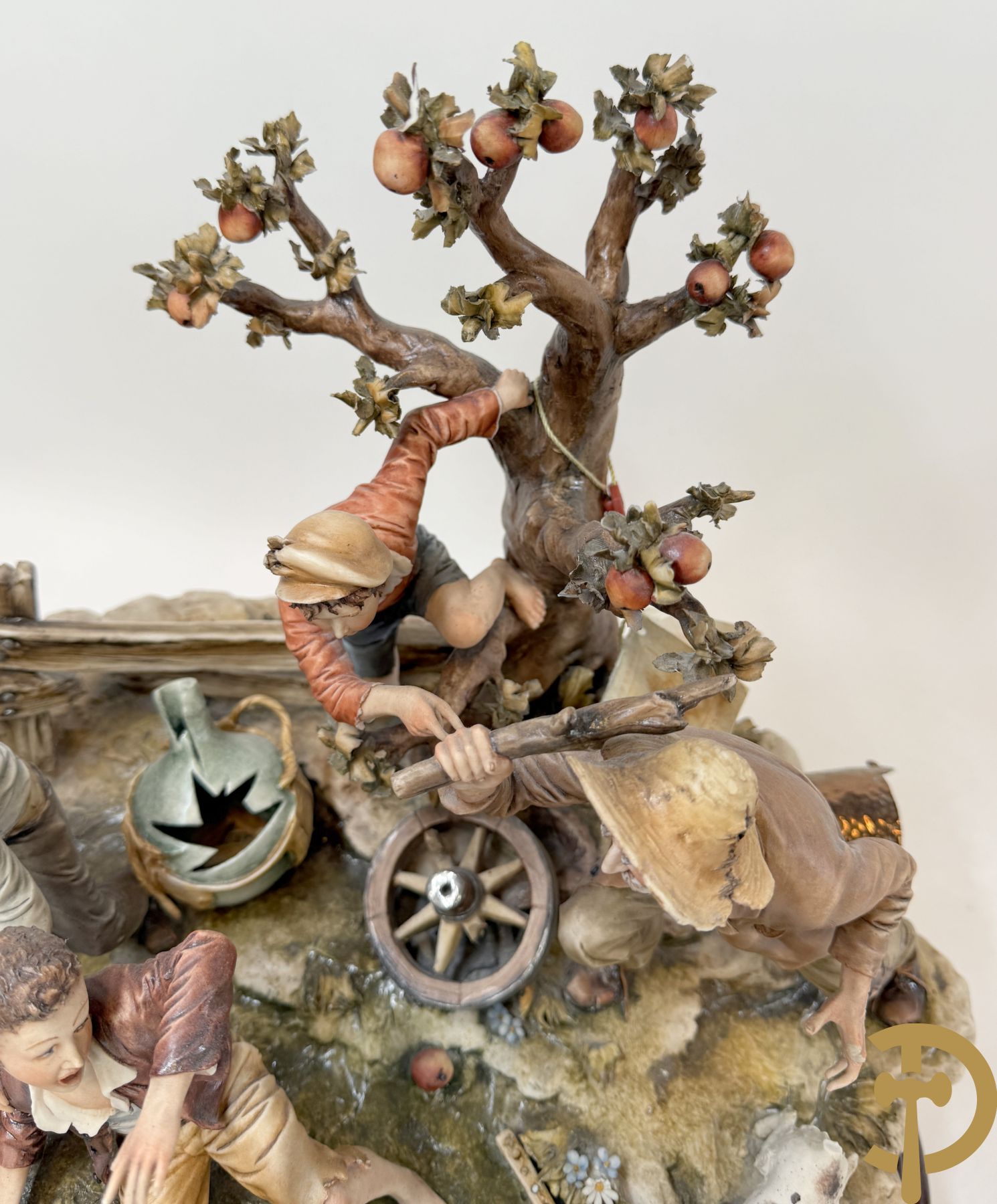 Twee grote Italiaanse groepen in 
gekleurde biscuit : jongens plukken appels - onderonsje aan tafel + 4 groepen in gekleurde Italiaanse biscuit