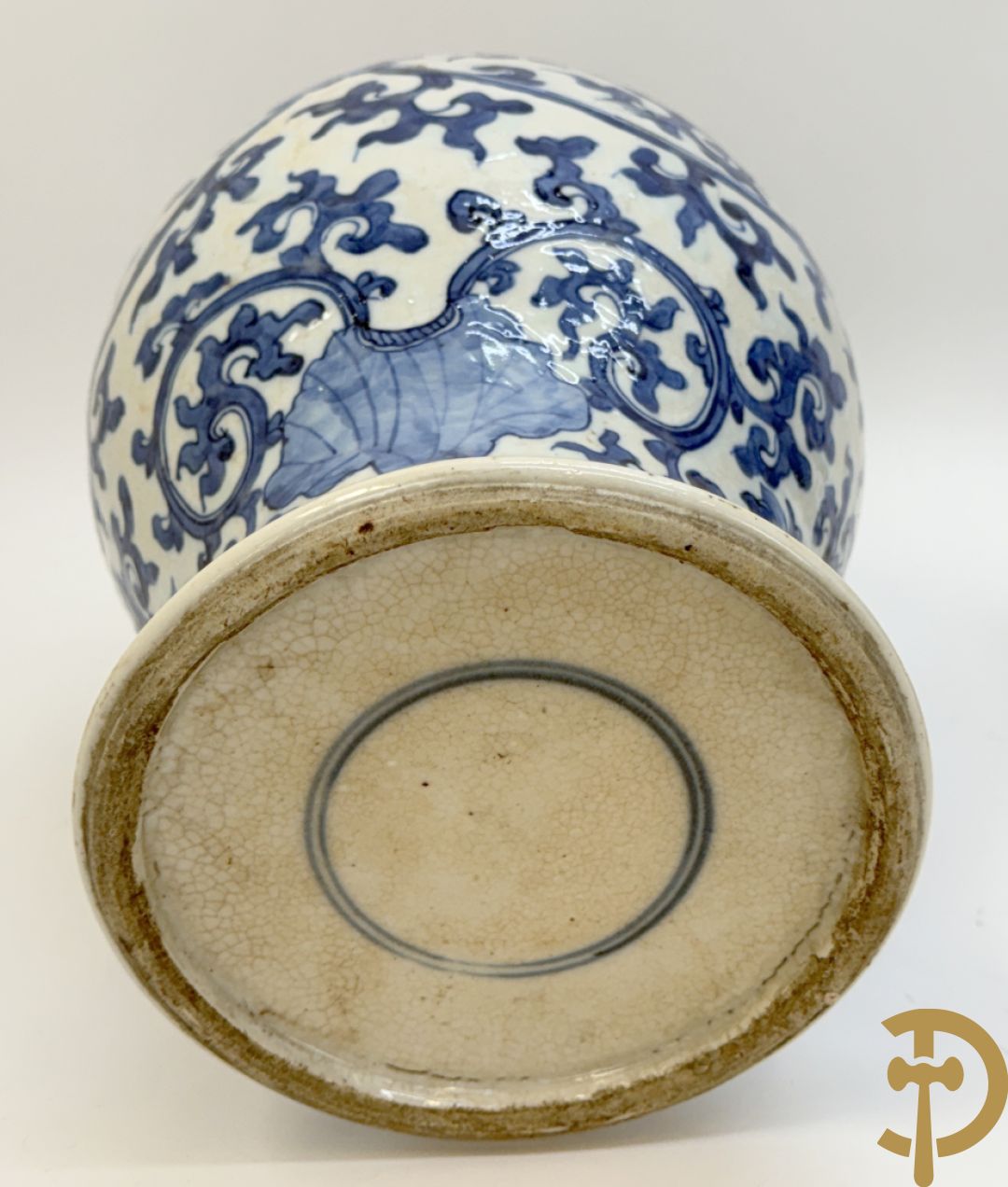 Paar Chinese dekselpotiches in blauw wit porselein met bloemendecor en accanthusranken