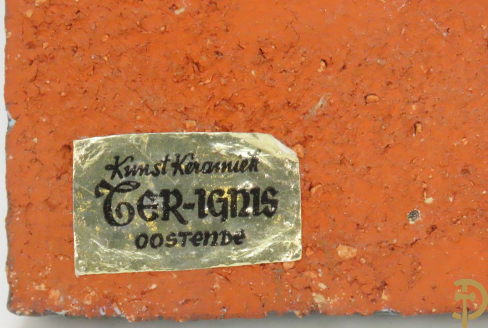 Zes vintage keramiek sculpturen w.o. zeemeermin van Amphora, keramieken vis, plakkette van doedelzakspeler, groepje met 5 kindjes, bord RP gemerkt en basrelief met vissen Vermeire P.