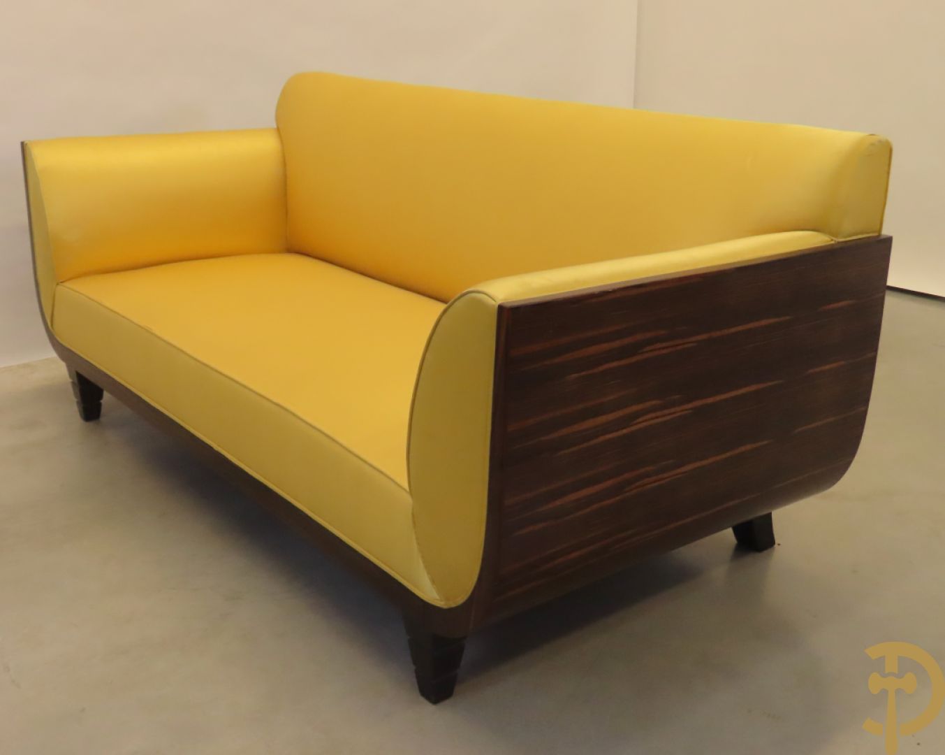 Canapé met gele zijden stof bekleed op palissander chassis, Art deco stijl