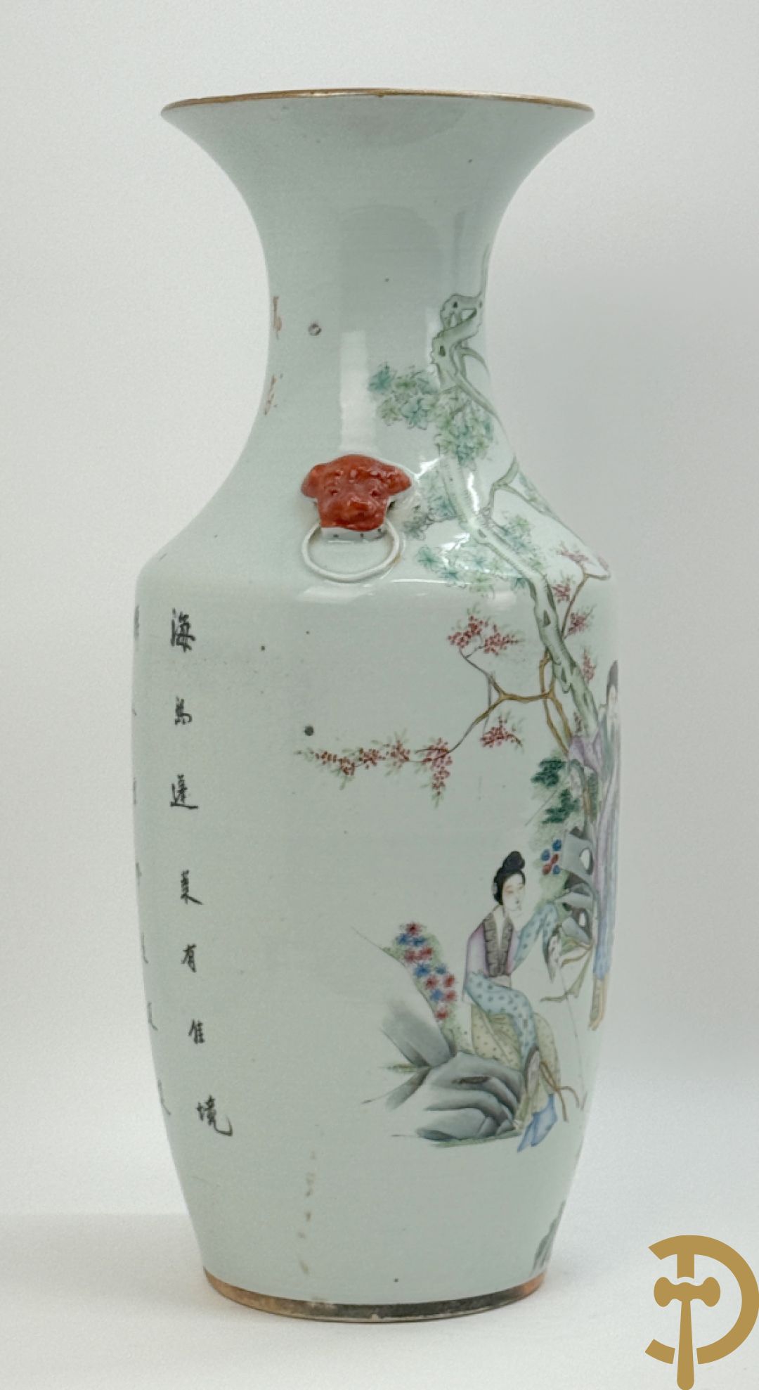 Chinese porseleinen vaas met decor van dames en hert in landschap