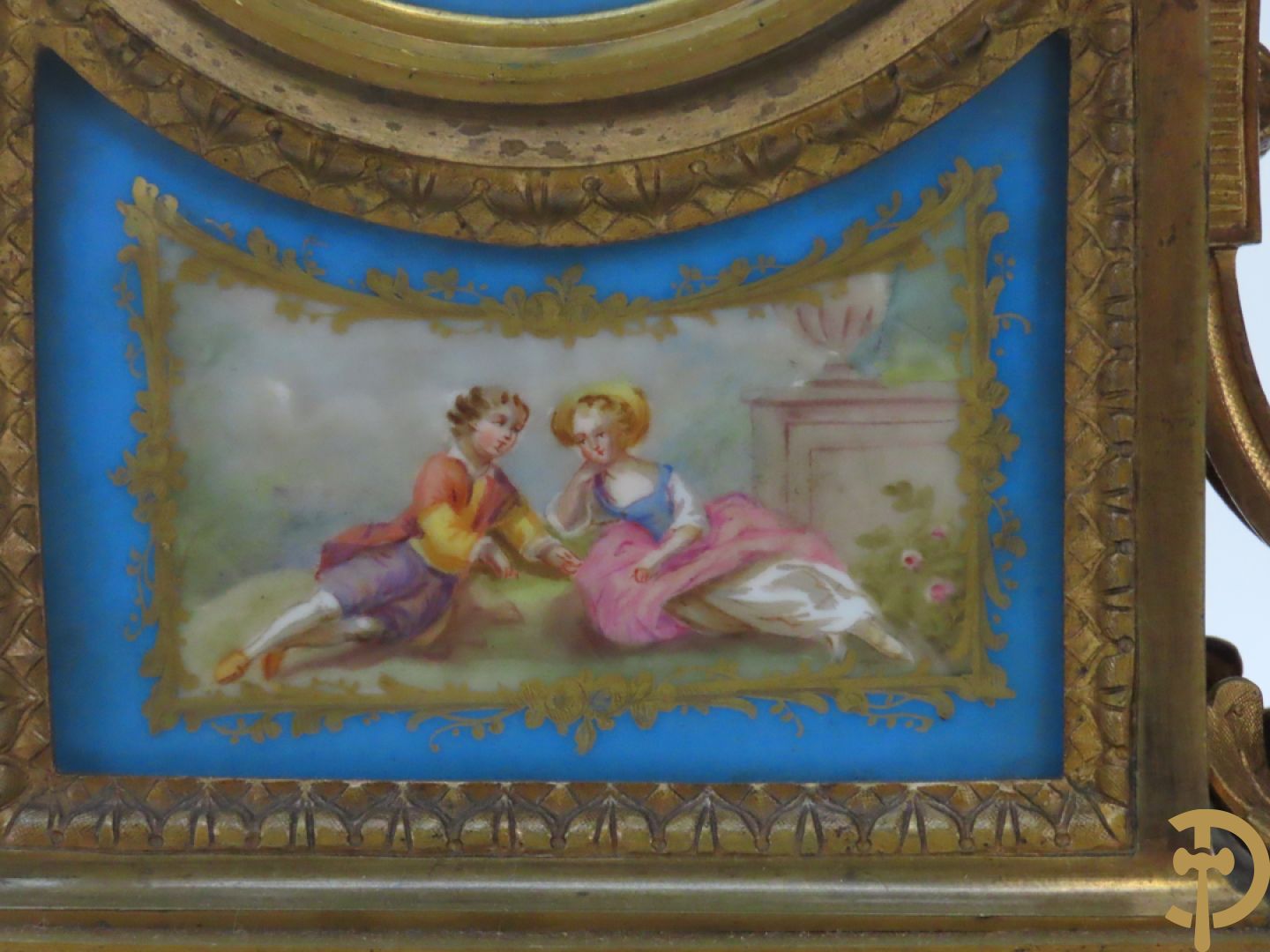 Driedelige bronzen garnituur bezet met Sèvres porselein bestaande uit pendule geflankeerd door paar cupido