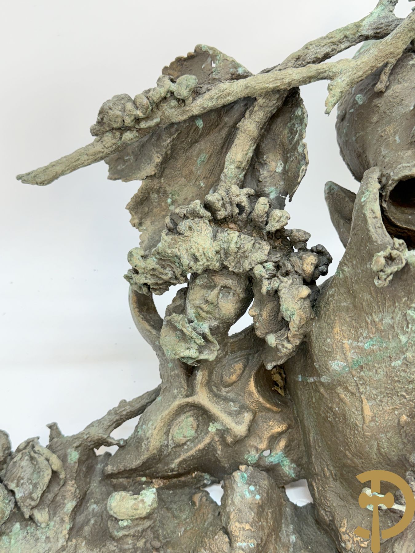 Lampens Mark (van maar ongetekend)  bronzen sculptuur met voet, maskers en fles