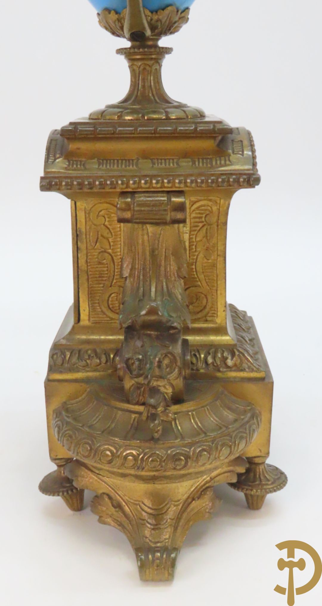 Driedelige bronzen garnituur bezet met Sèvres porselein bestaande uit pendule geflankeerd door paar cupido