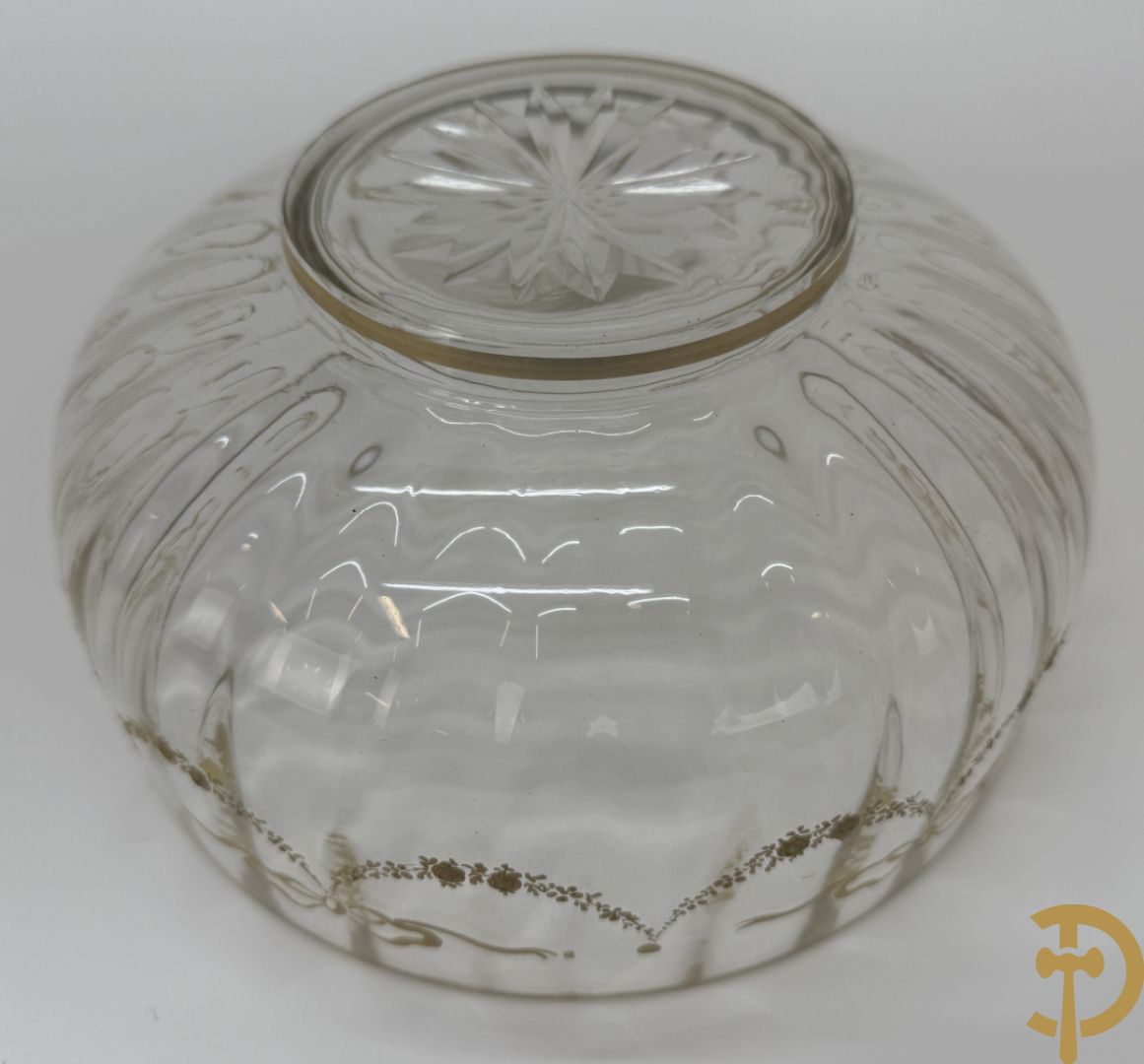 Kristallen flacon met verzilverd omhulsel en geanimeerd tafereel + kristallen coupe met verzilverde rand + kristallen coupe met vergulde louis XVI strikken en guirlandes