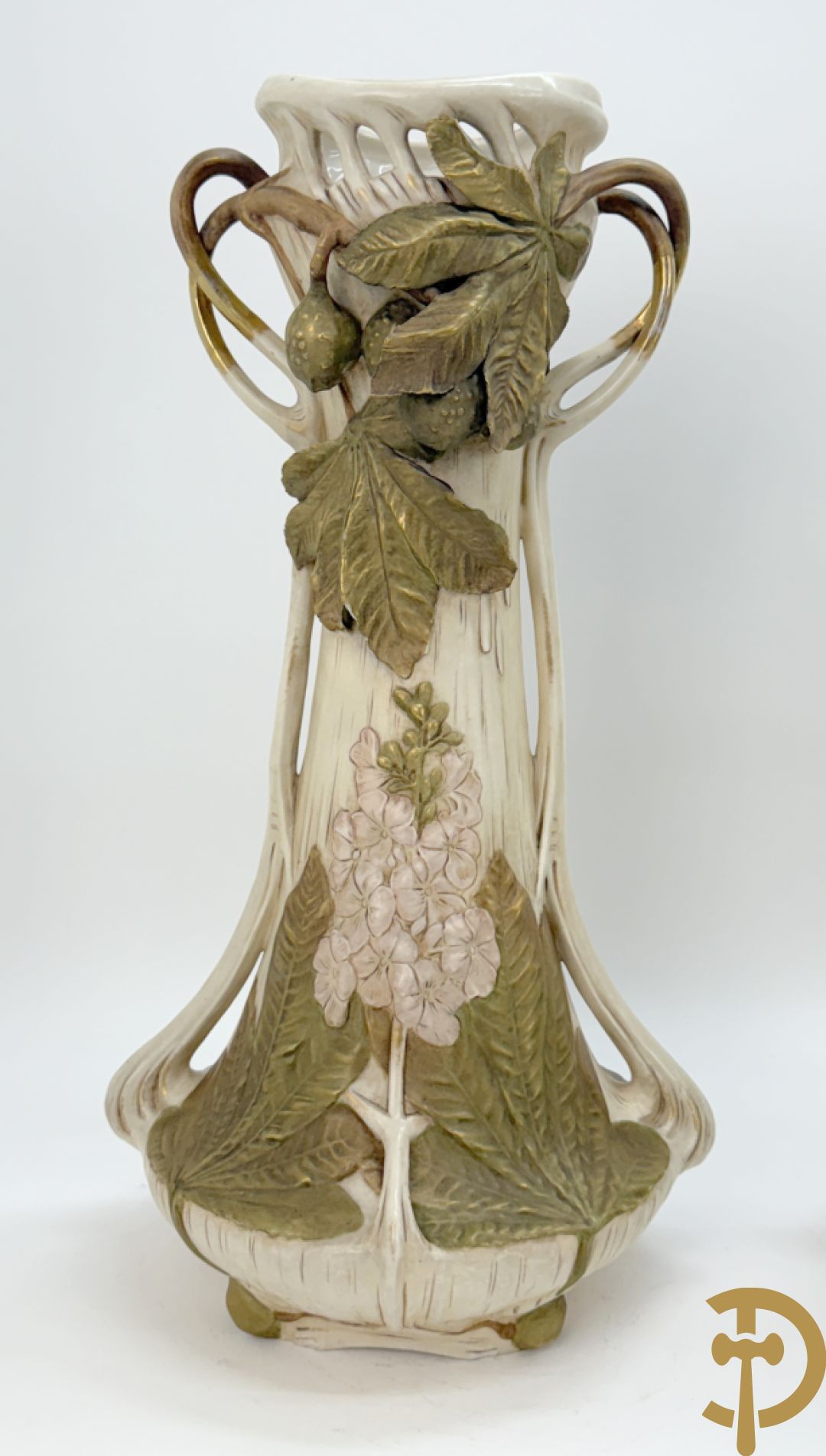 Paar Royal Dux vazen met bloemen bezet