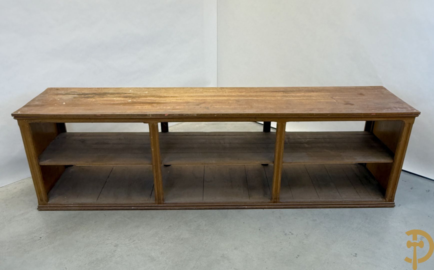 Pine winkeltoog met étagère in faux bois beschilderd