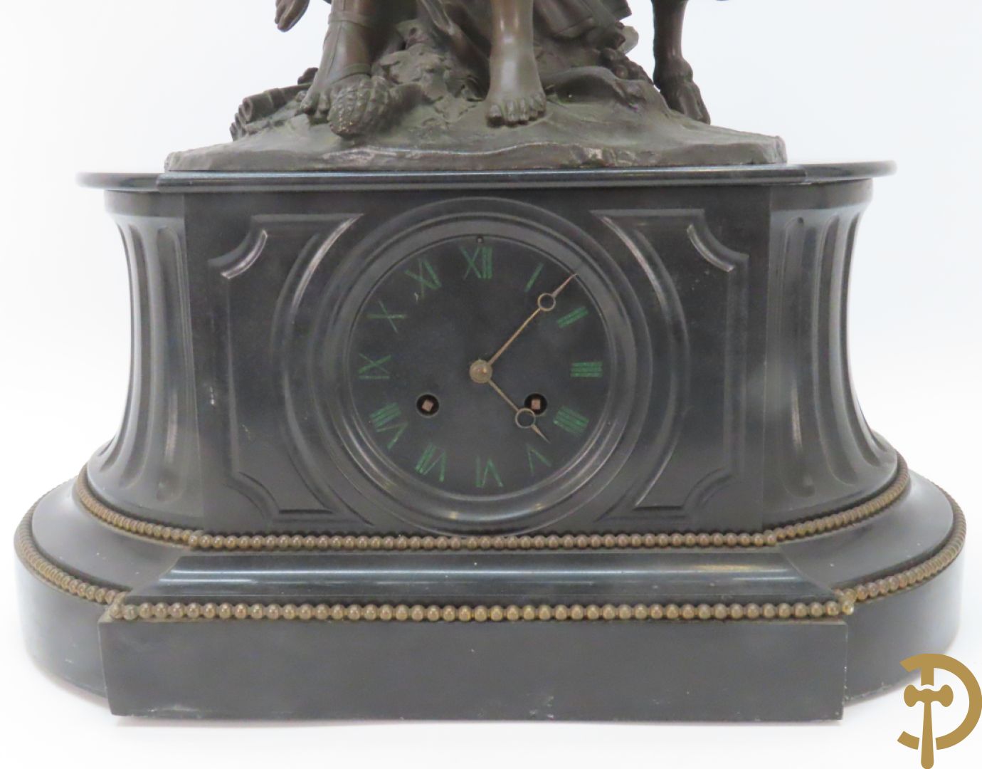 CLODION getekend - Paar elegante bronzen dames met tambour en fruit, geflankeerde door jonge faune, op marmeren klokstel - opgebouwd als garnituur met 2 kandelaars met bronzen kindjes dragende een toorts met bloemen en kaarsen