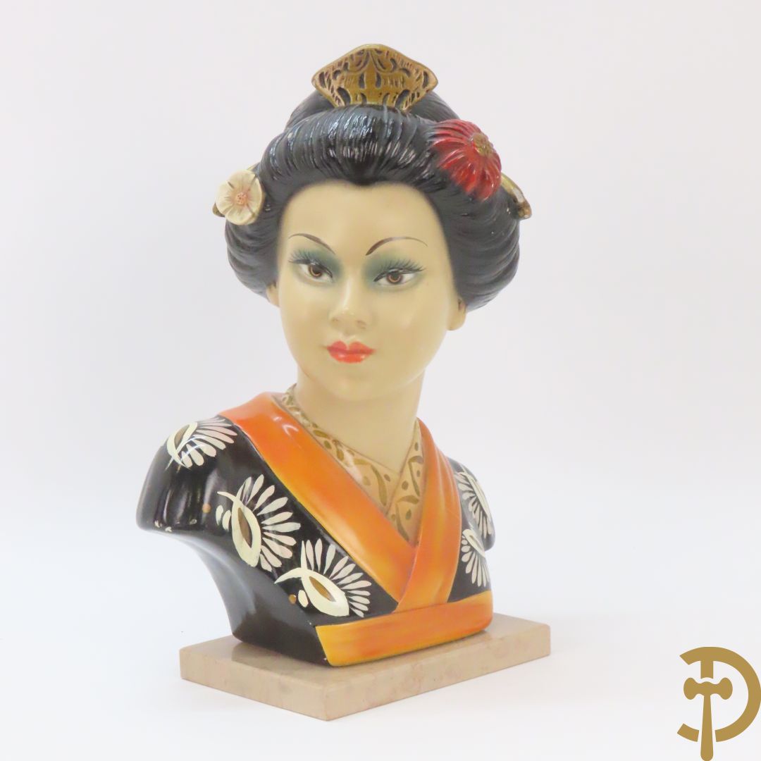 Gipsen damesbuste van Japanse schone op marmeren sokkel