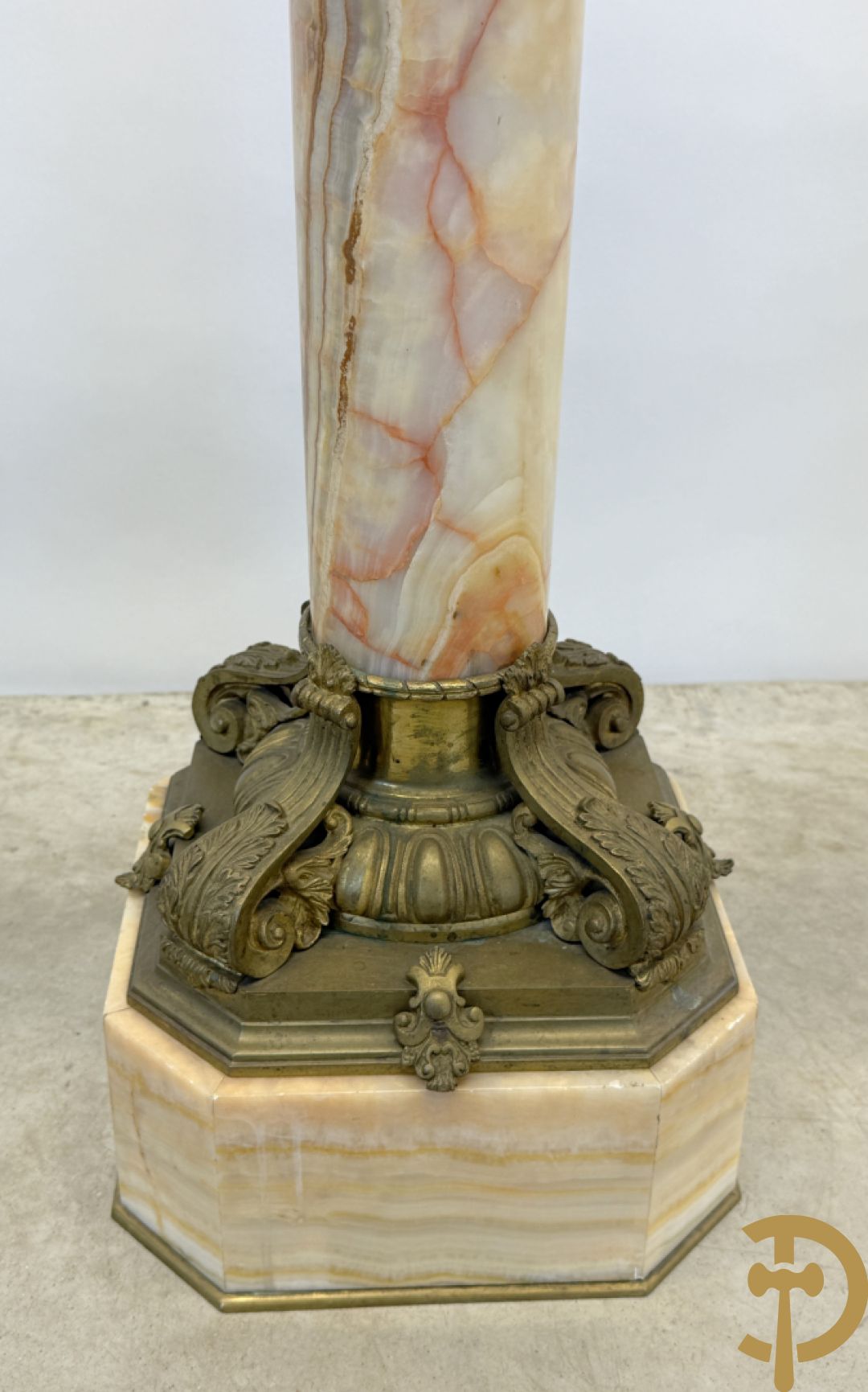 Marmeren zuil, onder en boven met beslag van accanthusranken bezet