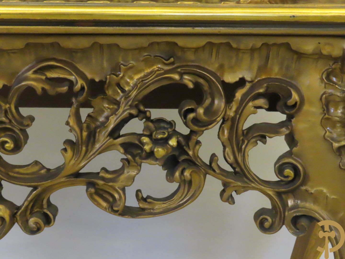 Uitzonderlijke vergulde bar met accanthusranken en bloemenmotieven op voluutvormige poten