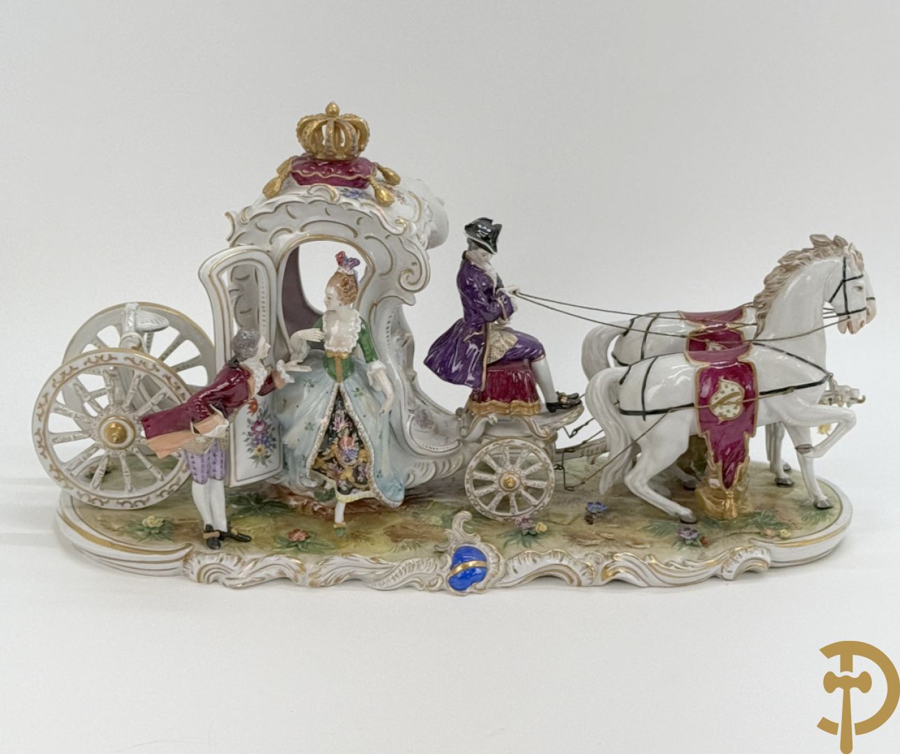 Porseleinen meerkleurige groep met koets, edeldame, lakei, ruiter en 2 paarden