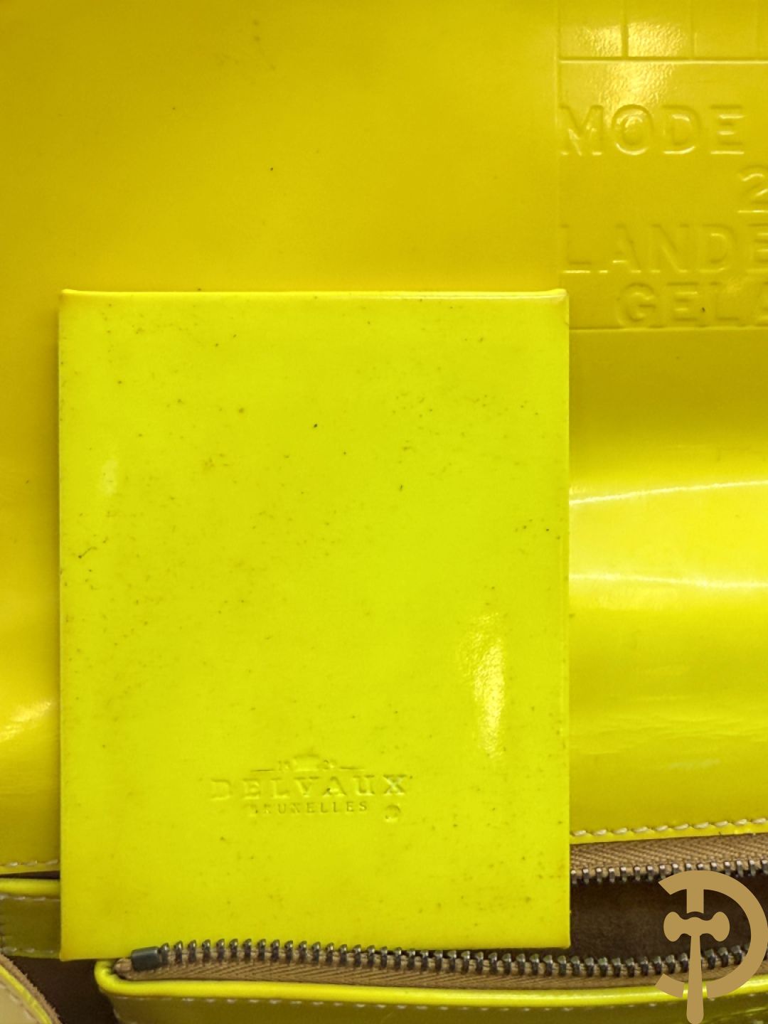 Unieke handtas Delvaux in fluo geel, model Brillant, gelimiteerde en genummerde serie 8/10, mode 2001 Landed - ontwerp van Walter Van Beirendonck uit 2001