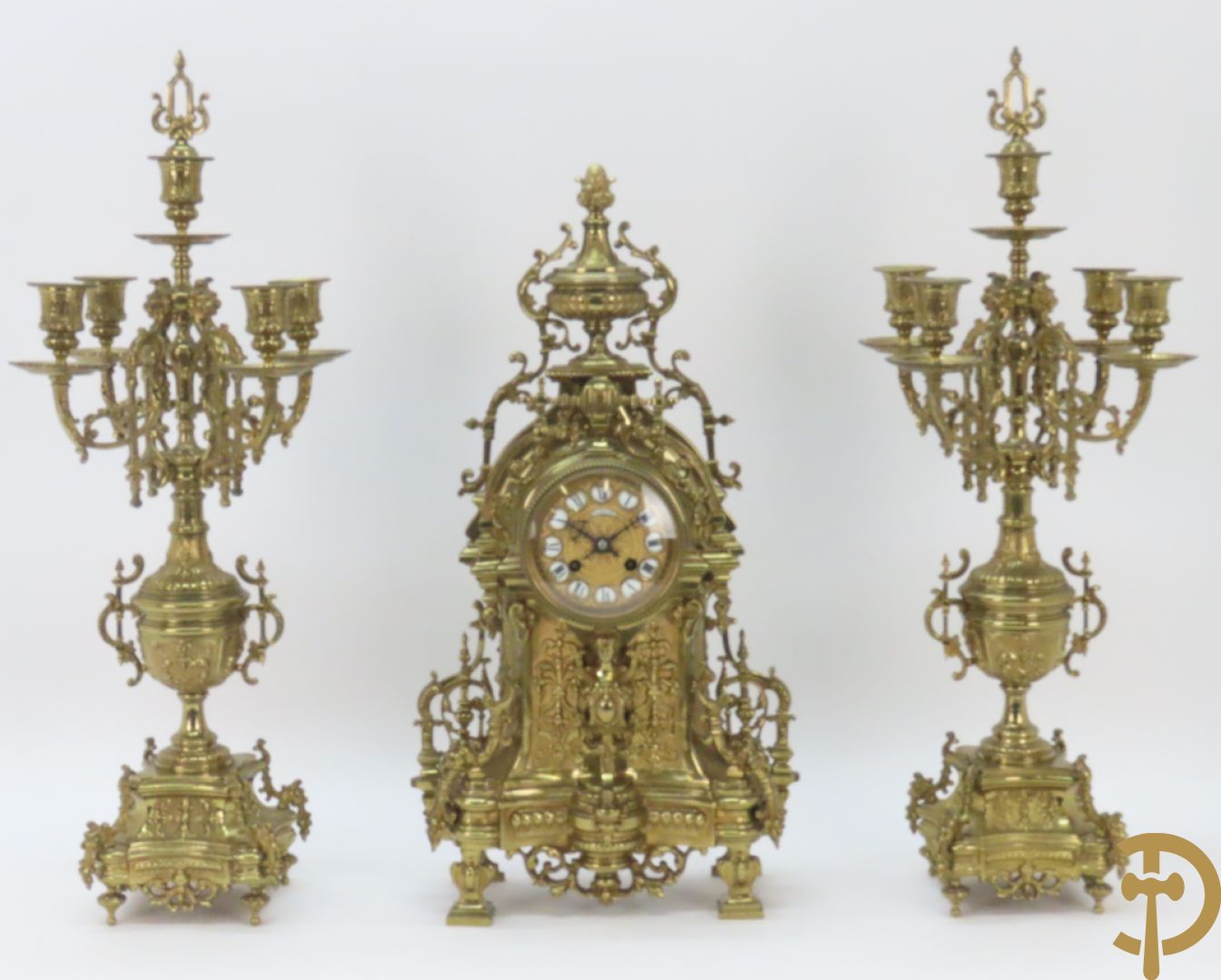Driedelige koperen Neo Renaissance garnituur bestaande uit klok met amfoor bovenaan en Neo Renaissance motieven, Richond 11 Bd Mont Martre getekend - geflankeerd door paar vijfarmige kandelaars