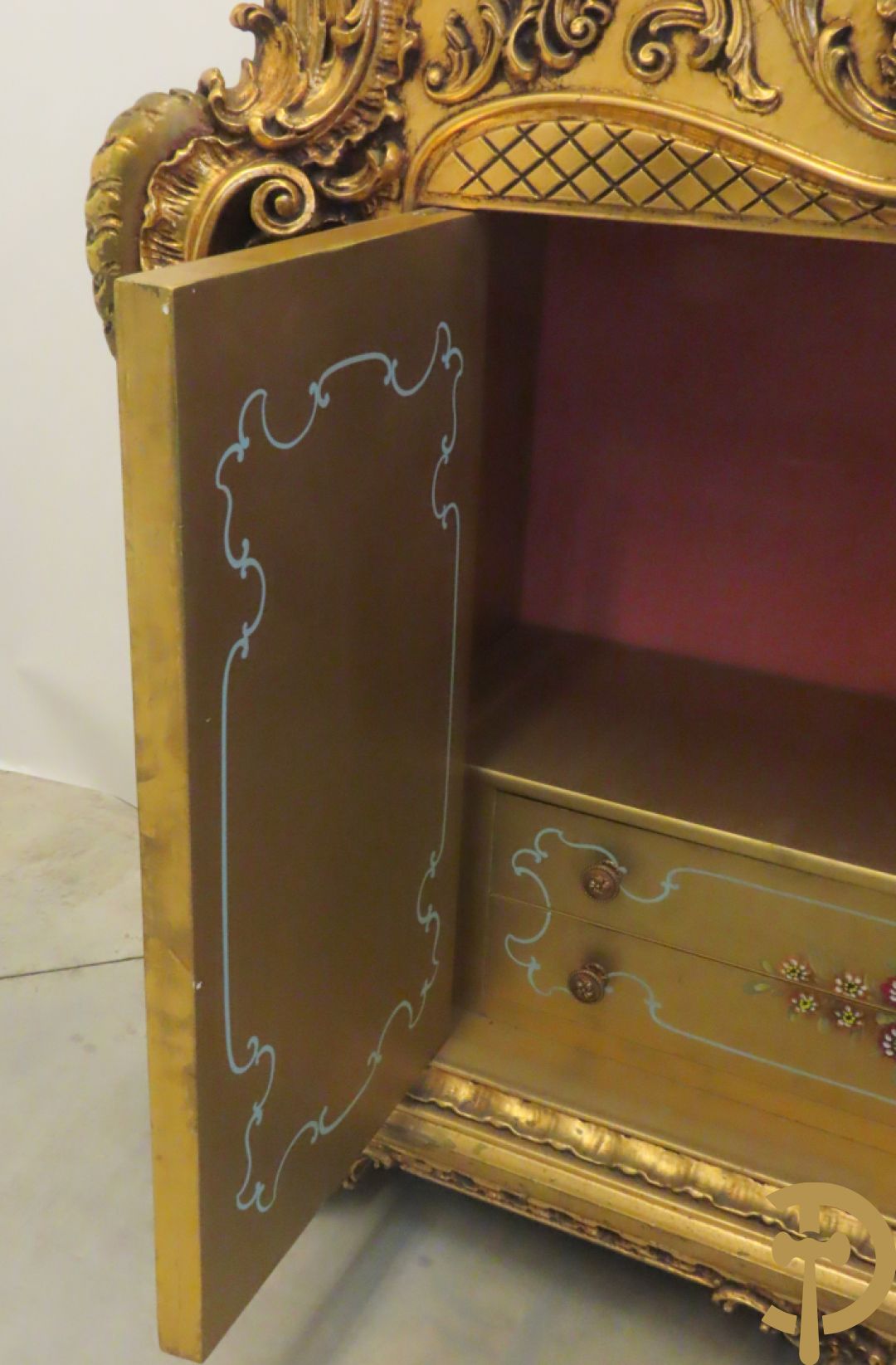 Uitzonderlijke vergulde Louis XV eetkamer bestaande uit vijfdeursdressoir met voluutvormige accanthusranken en rocailles, beschilderd met bloemenmotieven en centraal tafererel met hoornen des overvloeds + bijhorende spiegel vergulde tafel op voluutvormige poten met zes bijhorende stoelen + vitrine met accanthusranken en centrale deur, op voluutvormige poten