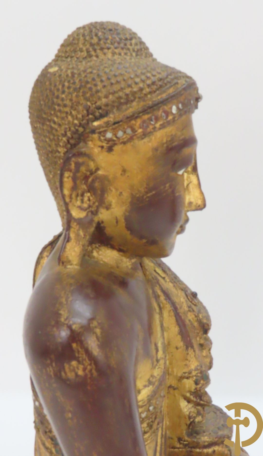 Grote staande vergulde houtgesculpteerde boedha +vergulde  zittende houten boedha met edelsteentjes