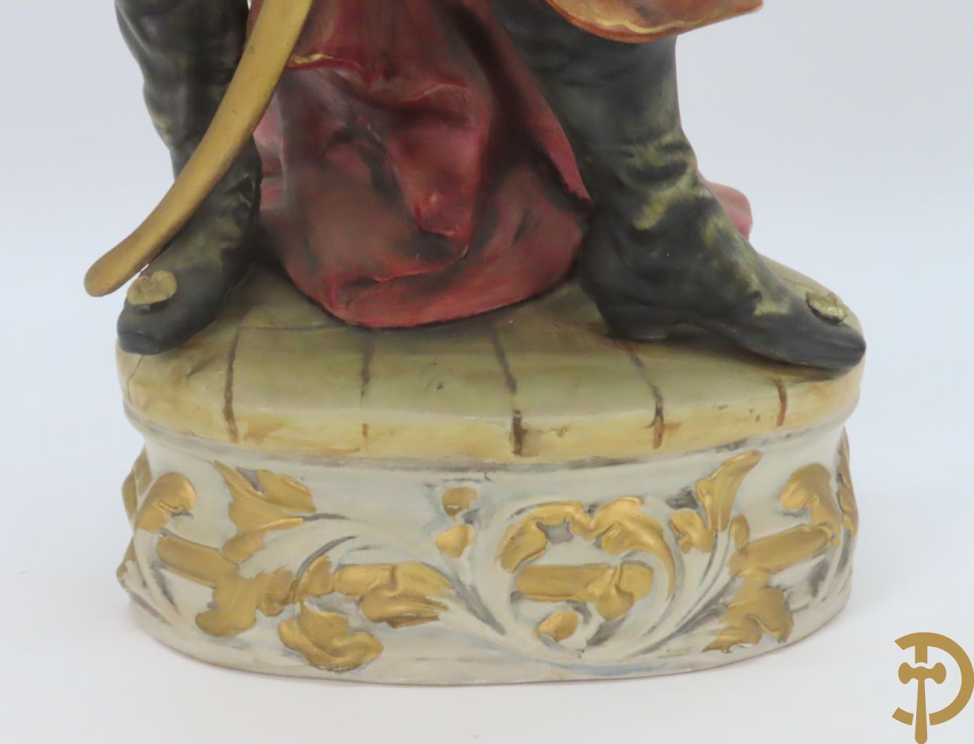 Twee Italiaanse beelden in meerkleurige faience, Cirano de Bergerac