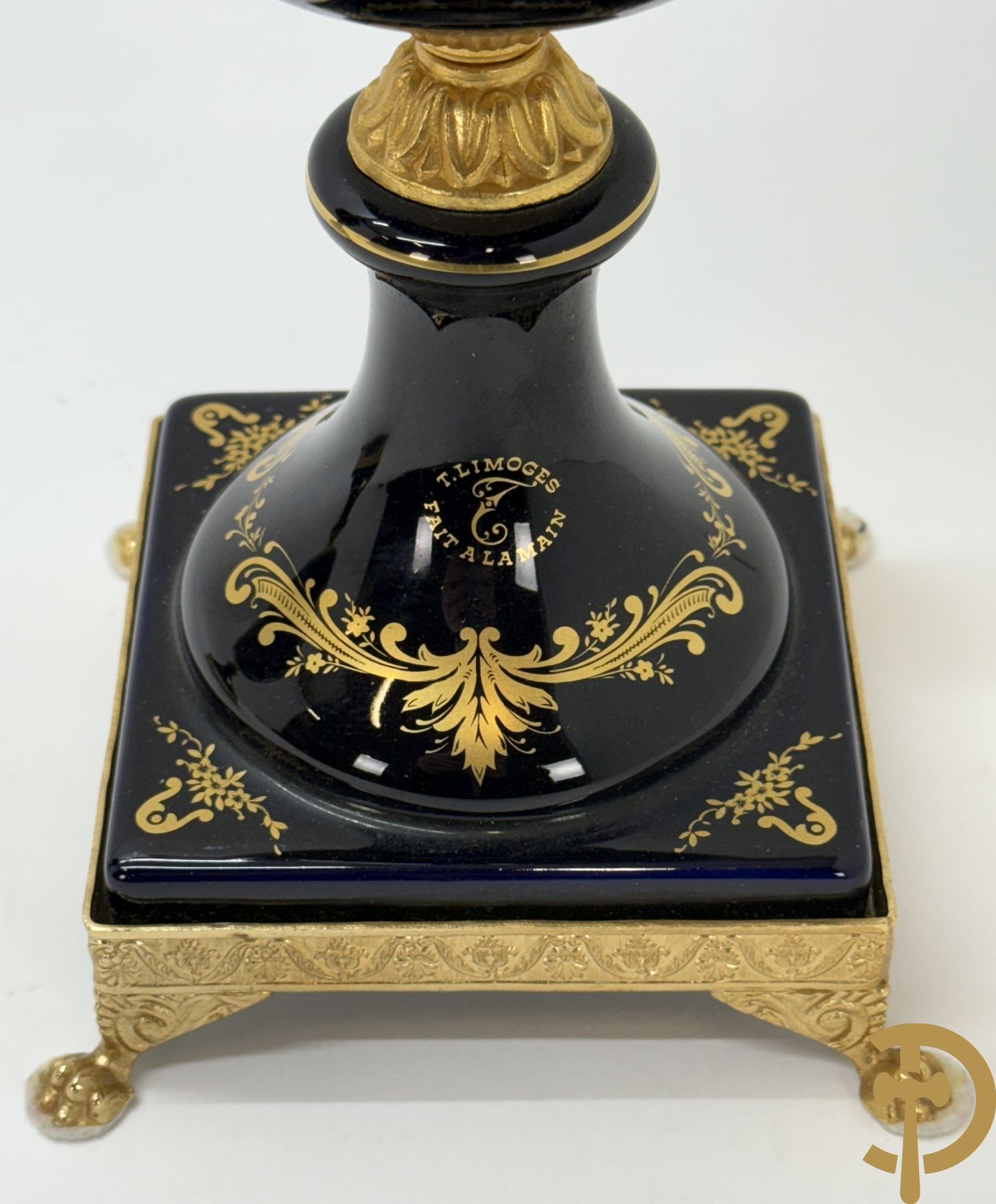 Paar kobaltblauwe siervazen met romantisch decalcomanie decor bezet met bronzen armen