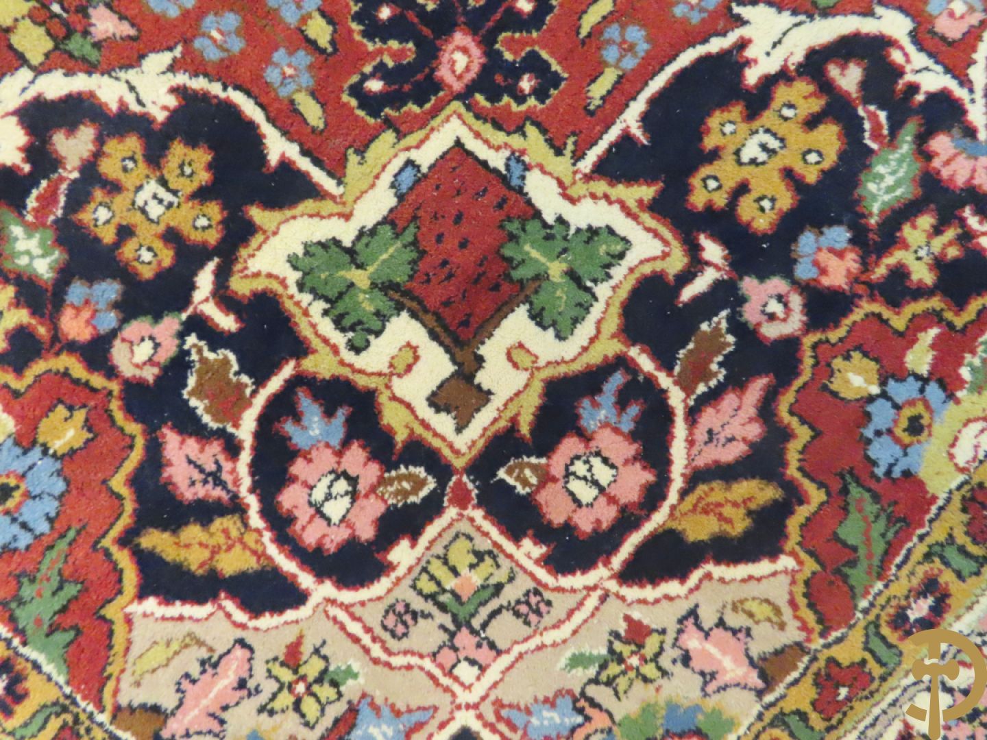 Oosters handgeknoopt tapijt met centraal medaillon en bloemenmotieven op rode fond, Tabriz