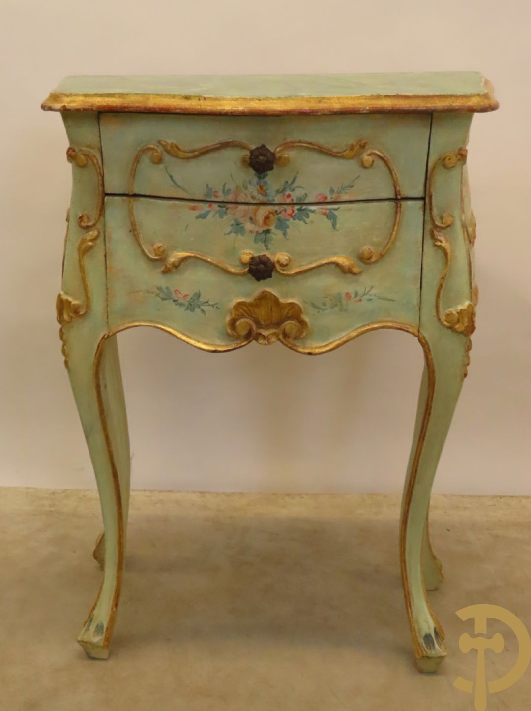 Paar gegalbeerde en gemonochromeerde bijzetkastjes met 2 lades en beschilderd bloemendecor op voluutvormige poten