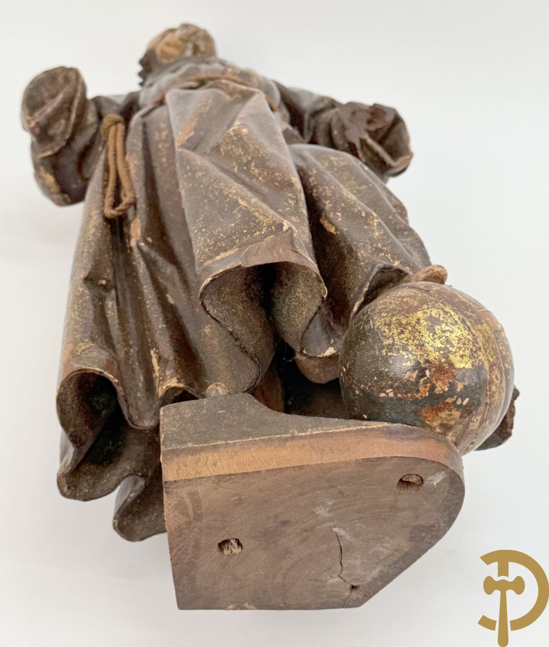 Gepolychromeerde houtsculptuur van Sint Antonius steunend met linkervoet op wereldbol