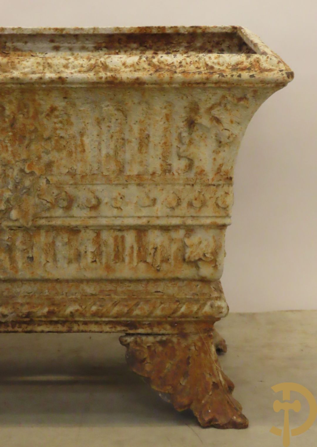 Gietijzeren jardinière met accanthusranken en sierkrans