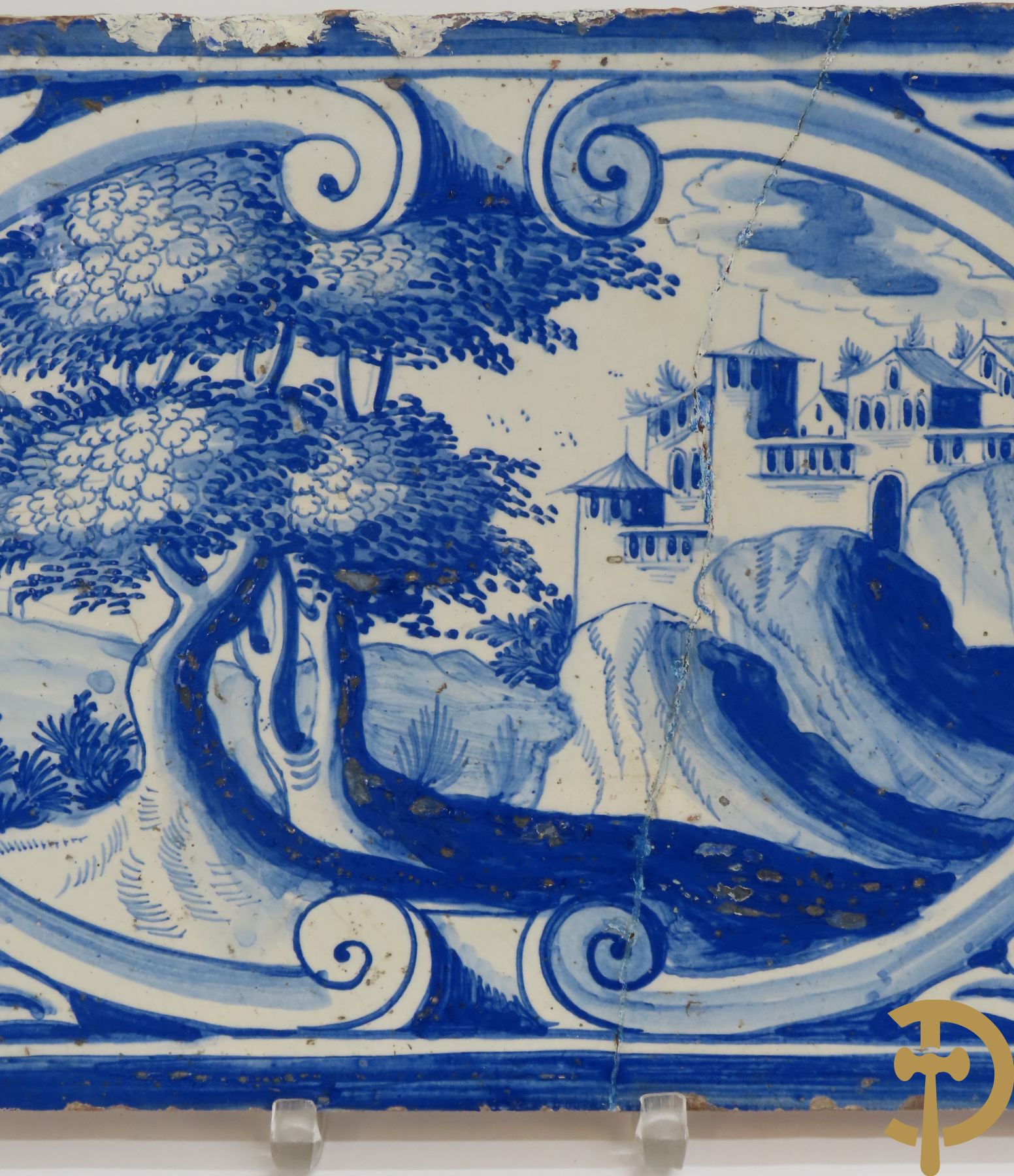 Grote blauw geglazuurde keramieken tegel met landschap + zes Delftse tegeltjes met landschappen en dierenmotieven