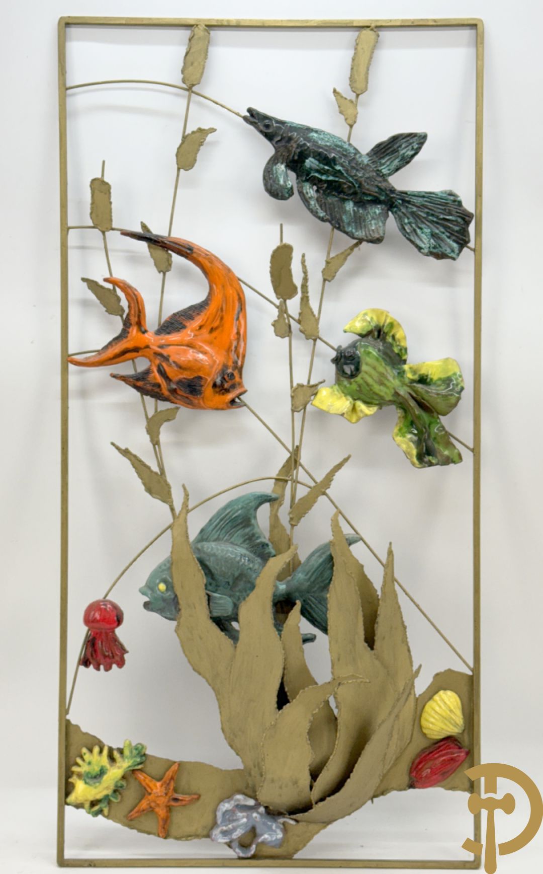 Smeedijzeren decoratief basrelief met keramieken vissen