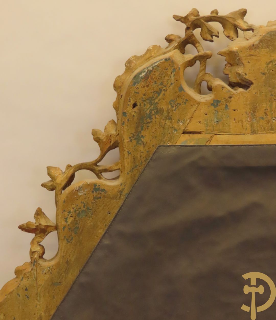 Verguld hoofdeinde van een bed met houten gesculpteerde accanthus- en bloemenranken