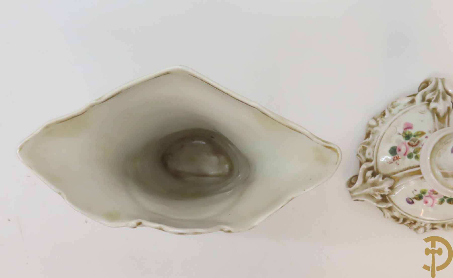 Porseleinen Vieux Paris vierarmige kandelaar met bloemen bezet + paar Vieux Bruxelles cornetvazen