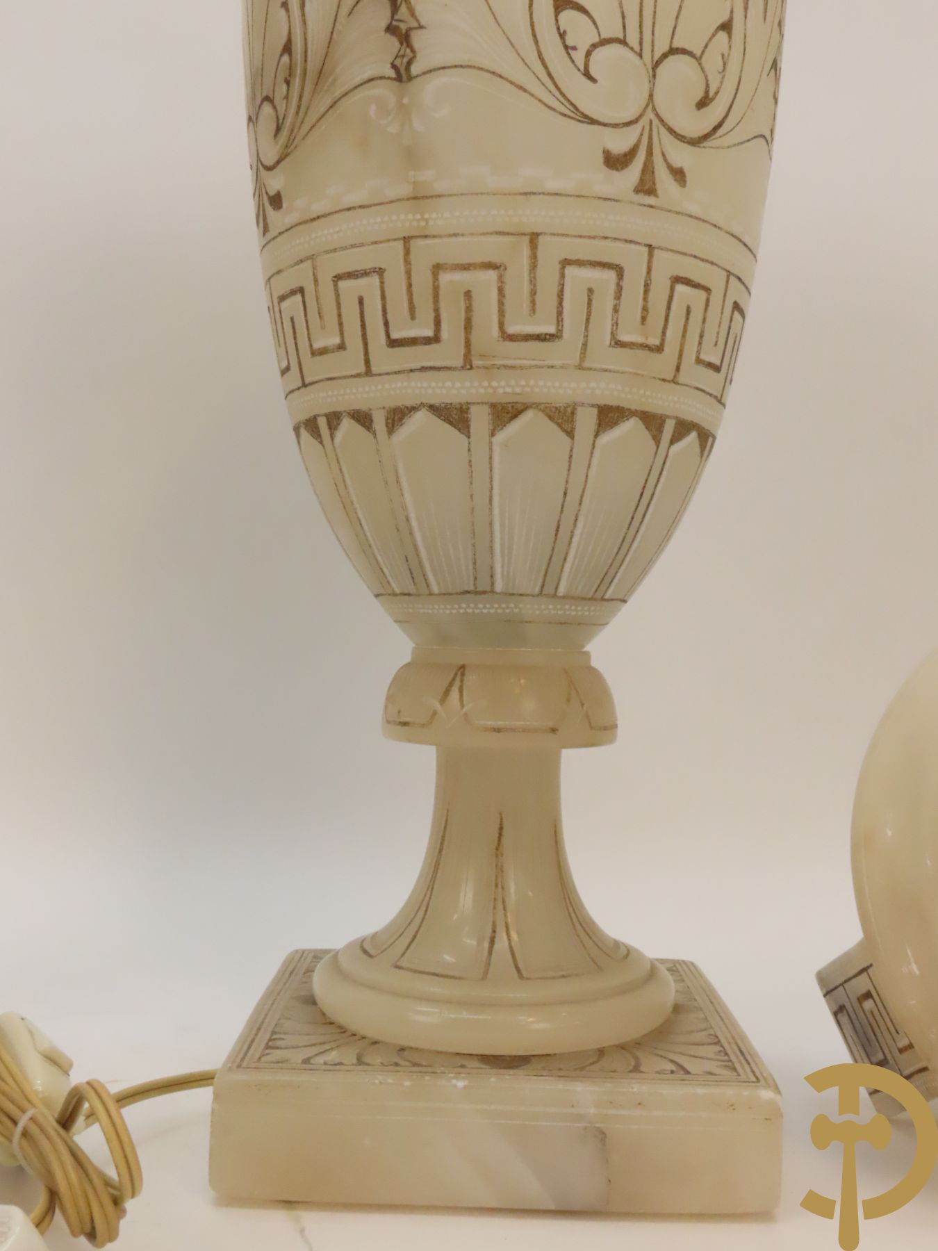 Paar handgesculpteerde onix marmeren Italiaanse potiches met accanthusraken en meanderend decor