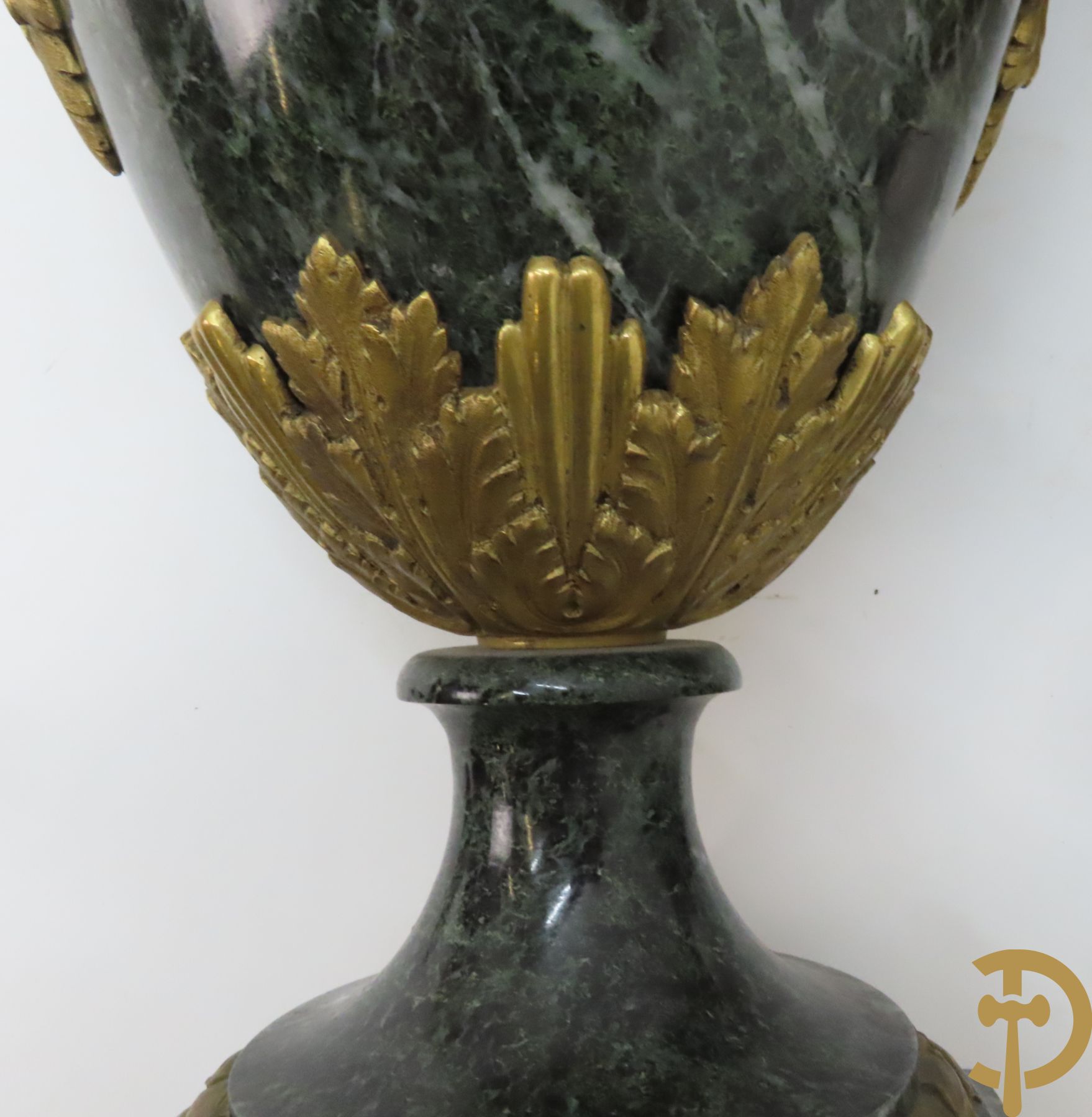 Paar marmeren cassolettes met los deksel, zijdelings bezet met accanthusranken en bloemen