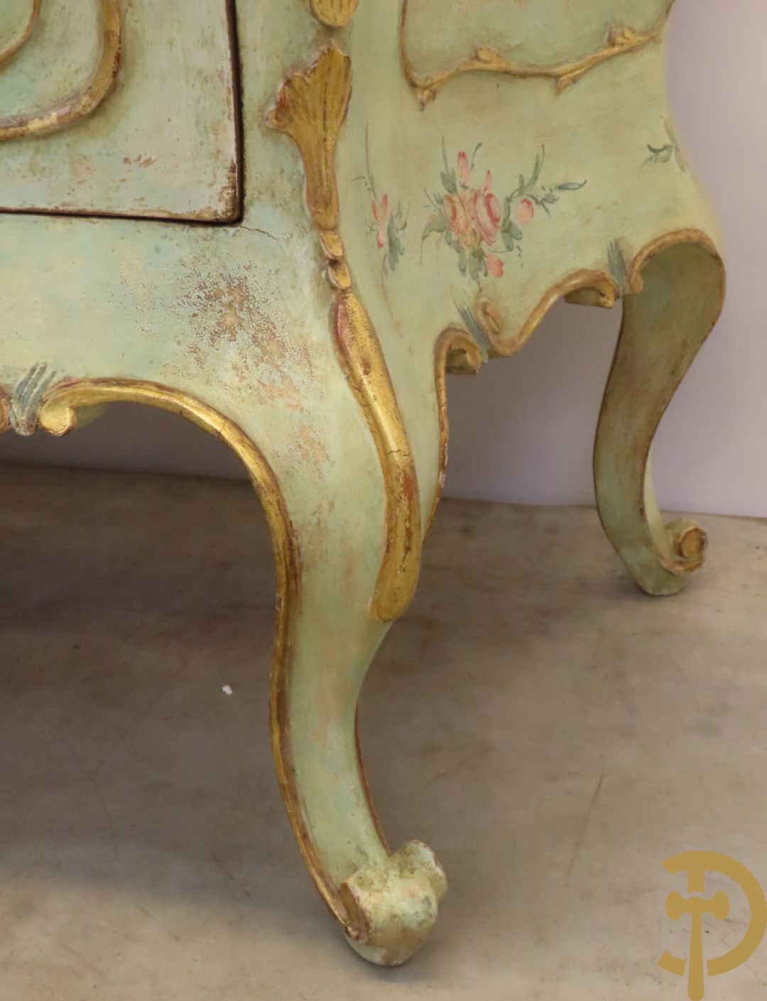 Gegalbeerde tweeladencommode op voluutvormige poten met verguld en beschilderd bloemendecor