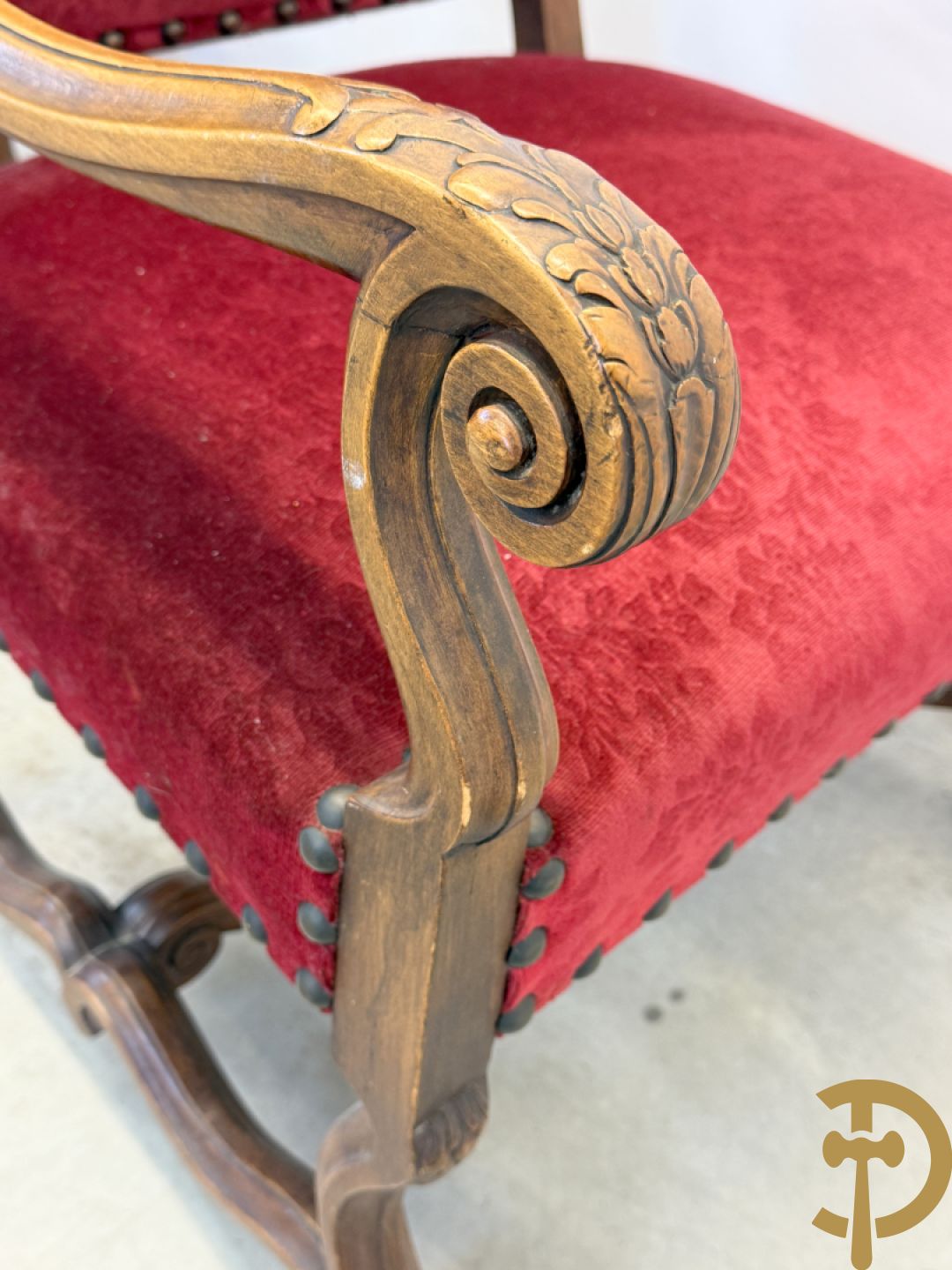 Paar armzetels met voluutvormige armleuningen, bordeaux stof, gesculpteerd met accanthusranken + Armzetel met bordeaux stof, vollutvormige armleunungen en gesculpteerd met accanthusranken