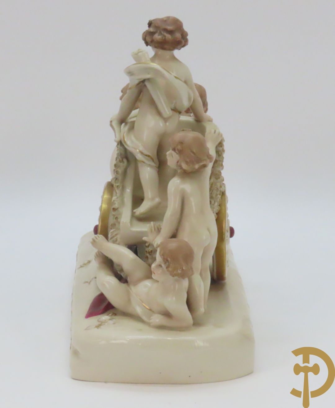 Koets in Royal Dux getrokken door cupido