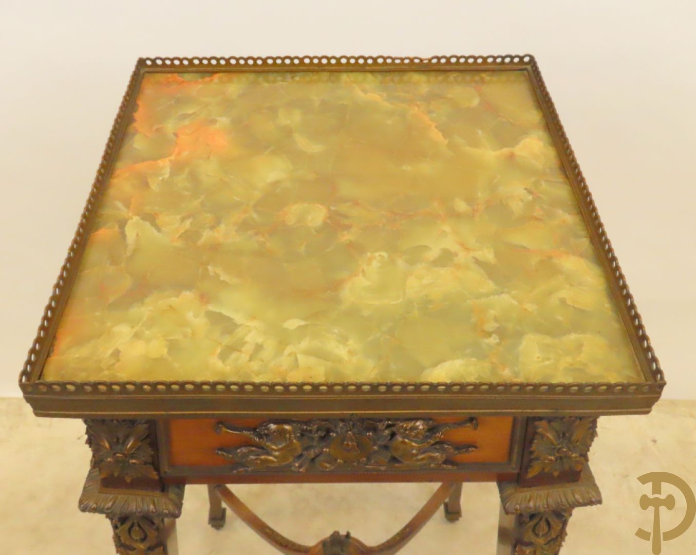 Notelaren staander bezet met bronsbeslag van musicerende cupido