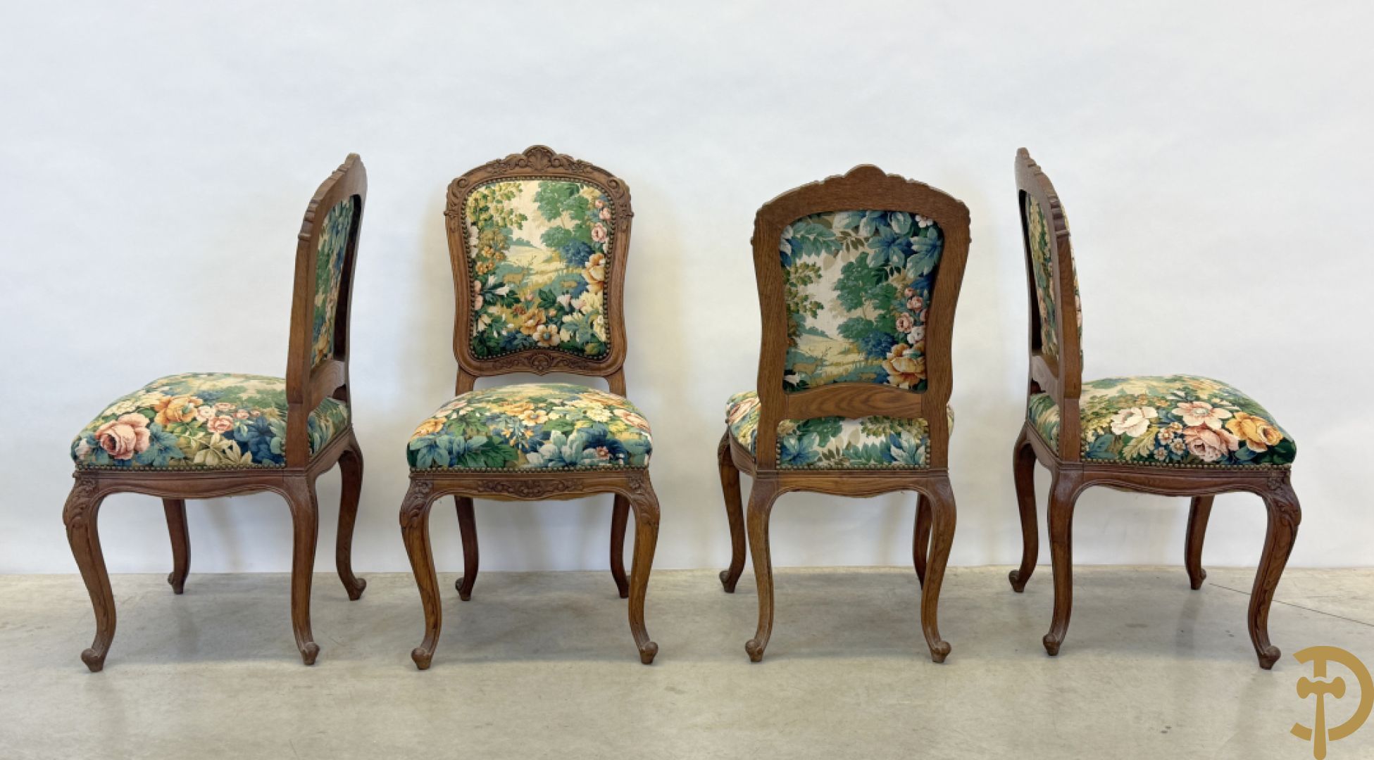 Vier eiken Louis XV stoelen met gebloemde stof en rocailles in de rug, op voluutvormige poten