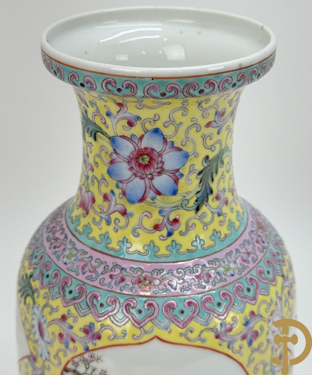 Chinese porseleinen rolvaas met damesdecor, getekend + Chinese porseleinen republieksvaas met damesdecor