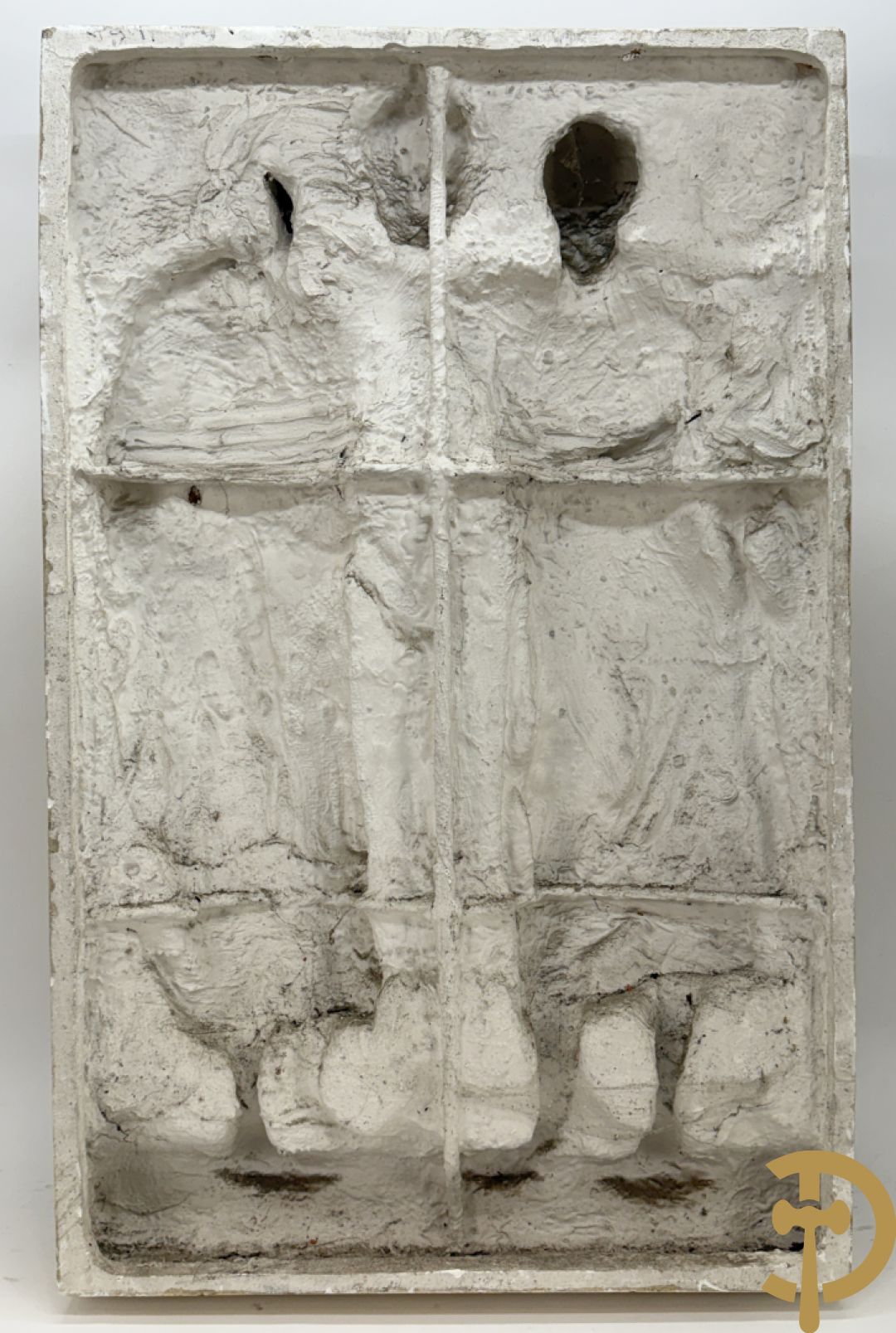 Gipsen basrelief met een zingend jongerenkoor