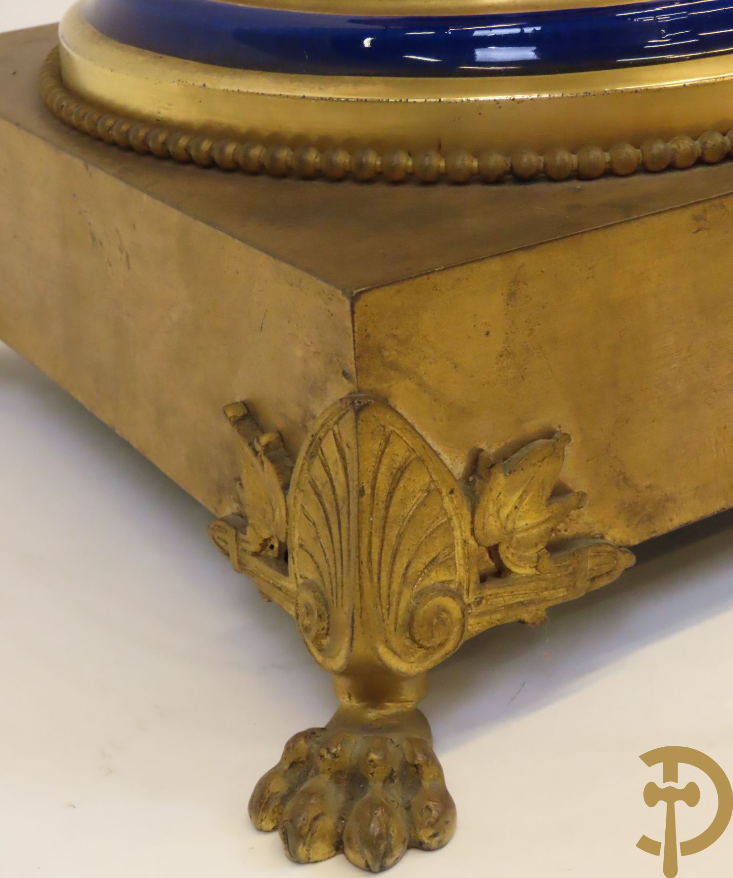 Grote porseleinen Sèvres vaas met dubbel decor van cavalerie, slagveldtaferelen en zicht op kasteel, DESPREZ H. getekend in het decor - bovenaan met verguld decor en zijdelings met bronzen oren en accanthusranken - deksel met Sèvres merkteken - op vierkante bronzen sokkel met klauwepoten