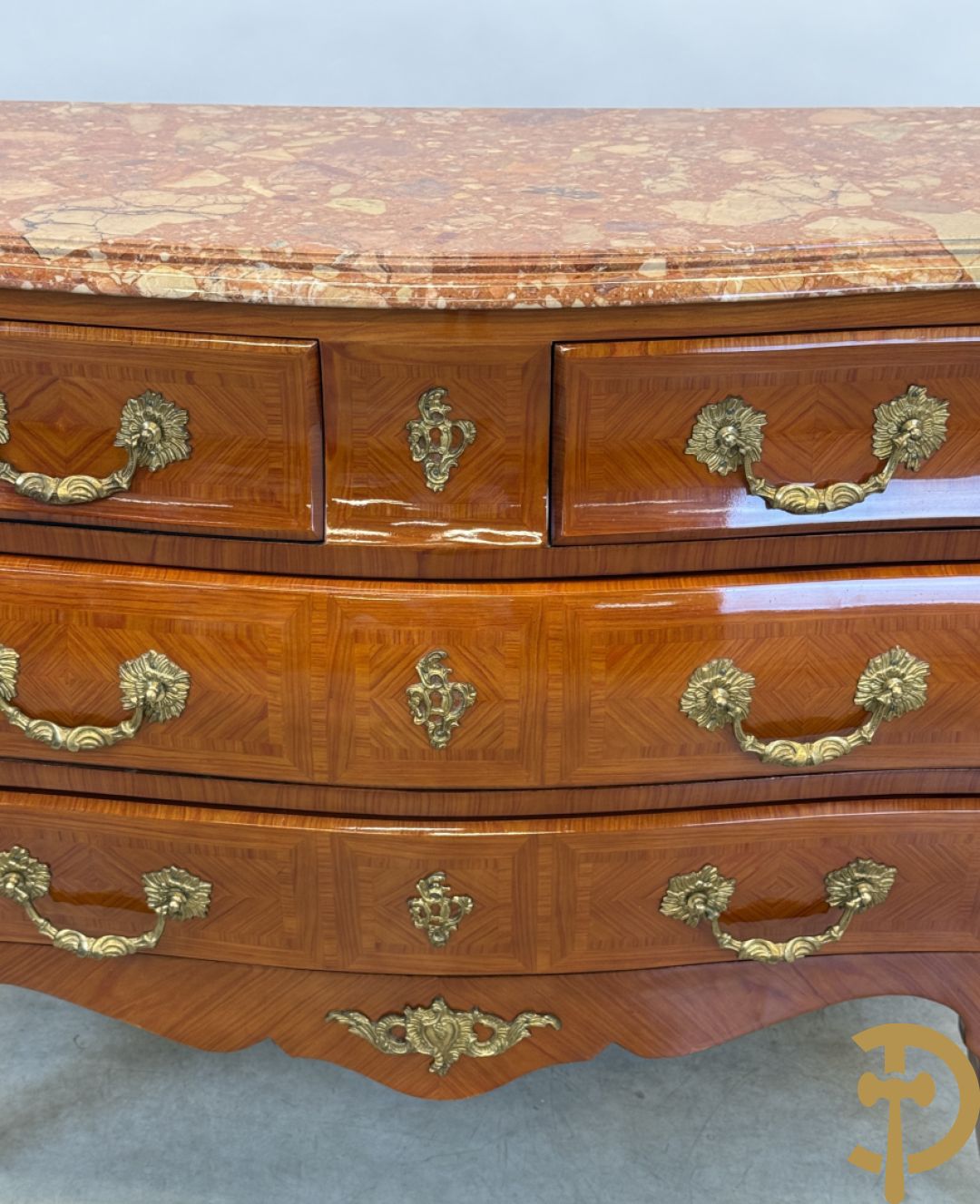 Gegalbeerde notelaren vierladencommode bezet met bronsbeslag en marmeren blad