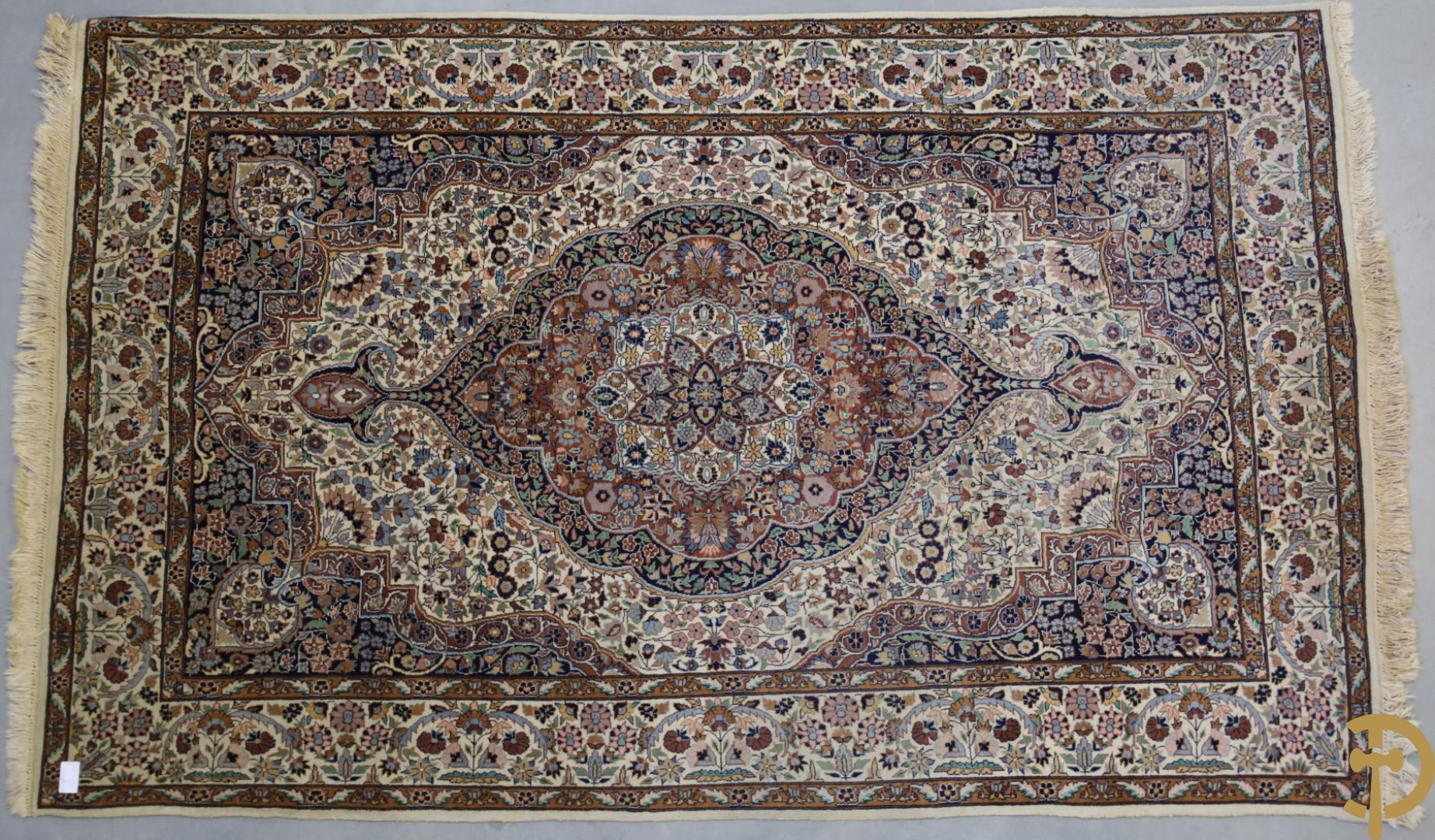 Oosters handgeknoopt tapijt met centraal medaillon en bloemenmotieven