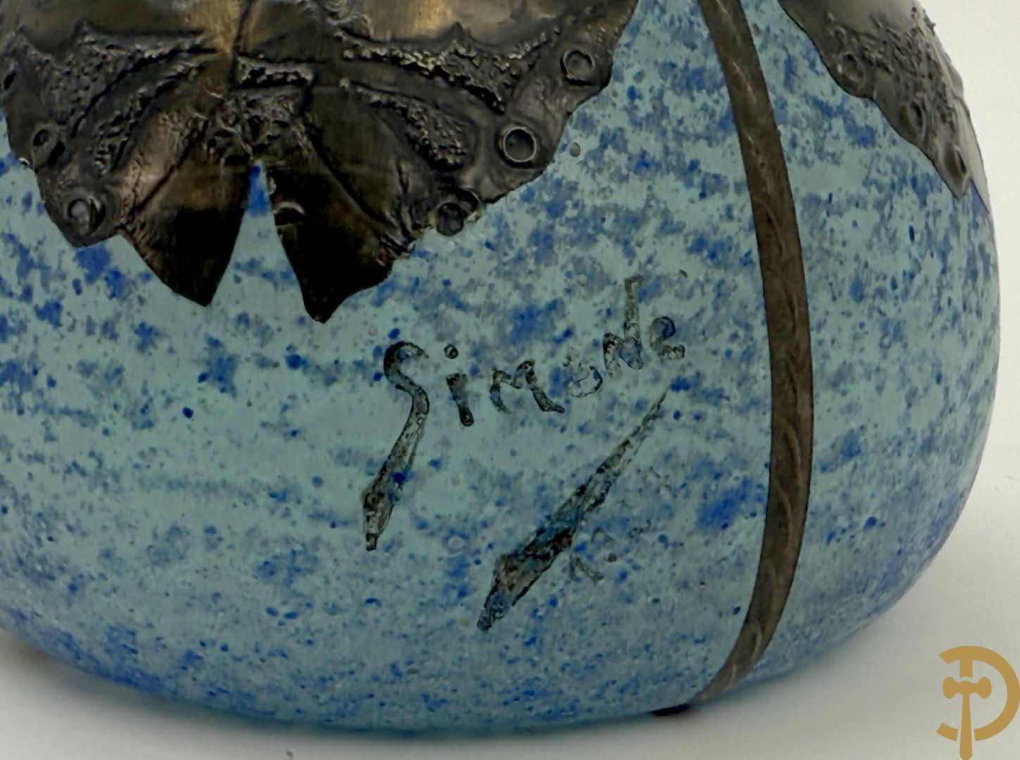 Vaas in glaspasta met decor van tinnen vlinders, Simone getekend